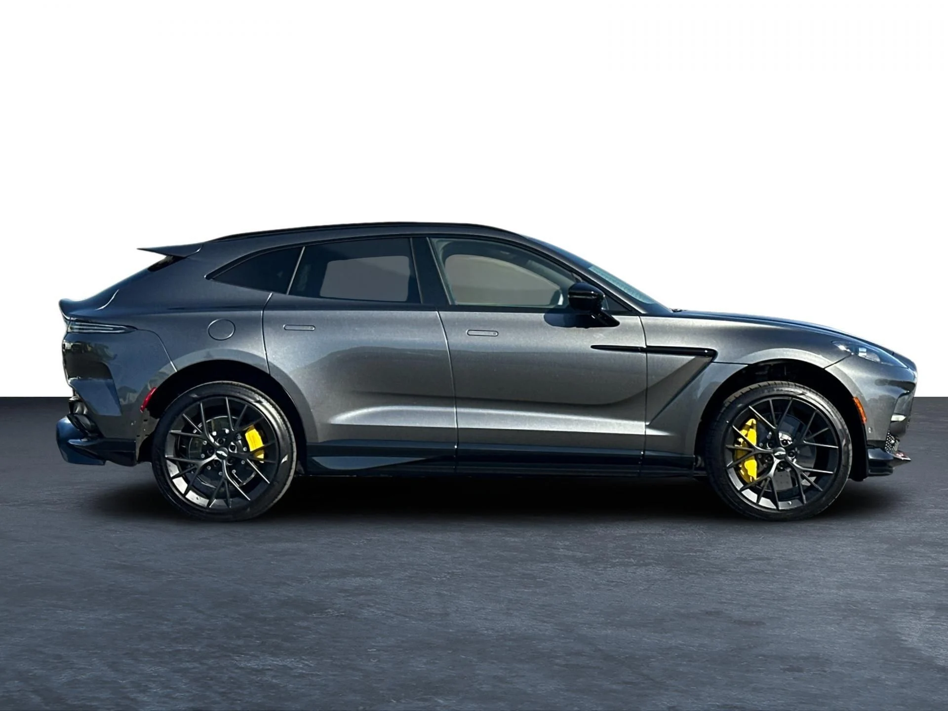 mph028_2382659547_New_2025_Aston_Martin_DBX_707_1758896240_1d9b7a9eea