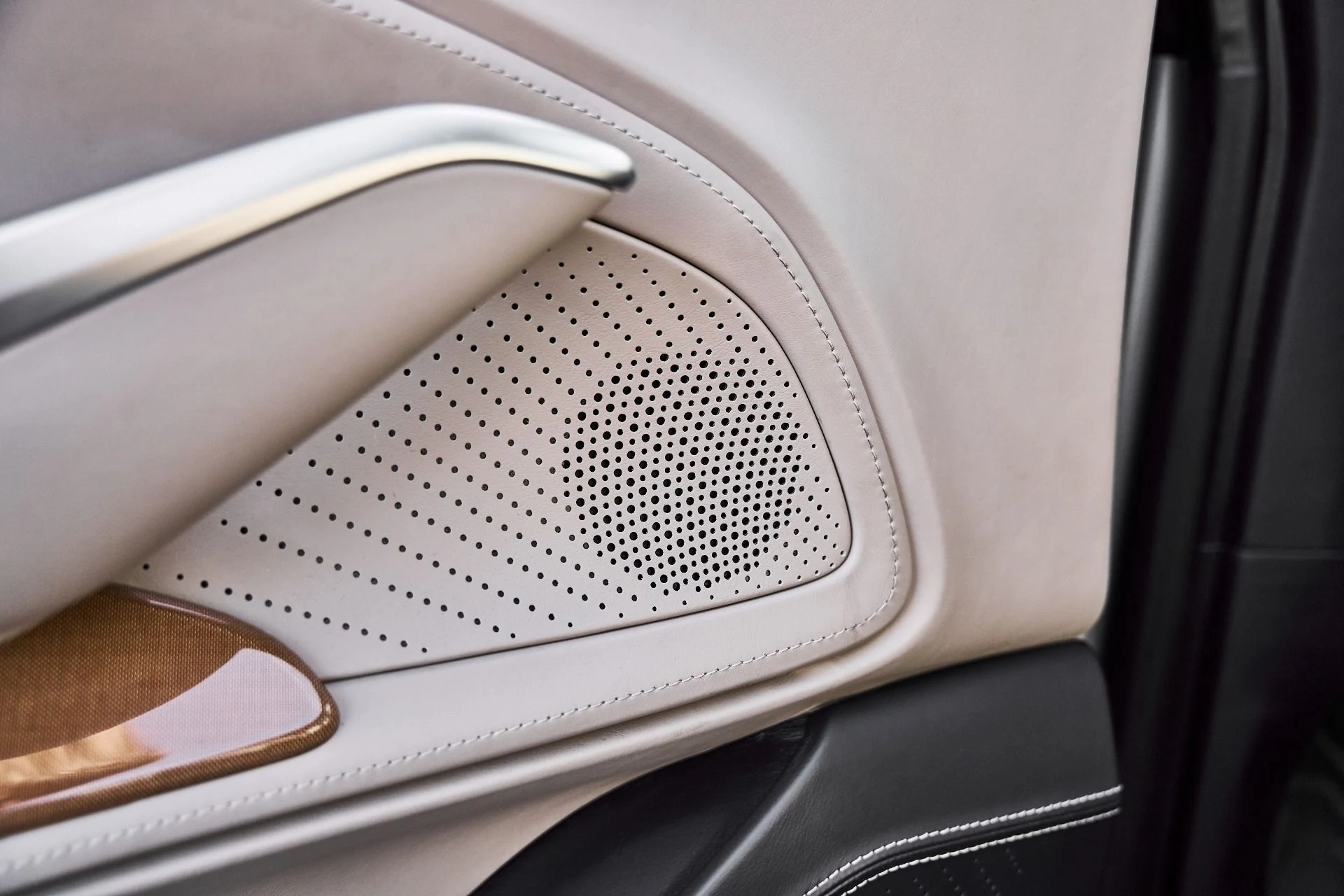 mph028_2409231509_Used_2023_Aston_Martin_DBX_707_1774652387_c73e7b7ff7