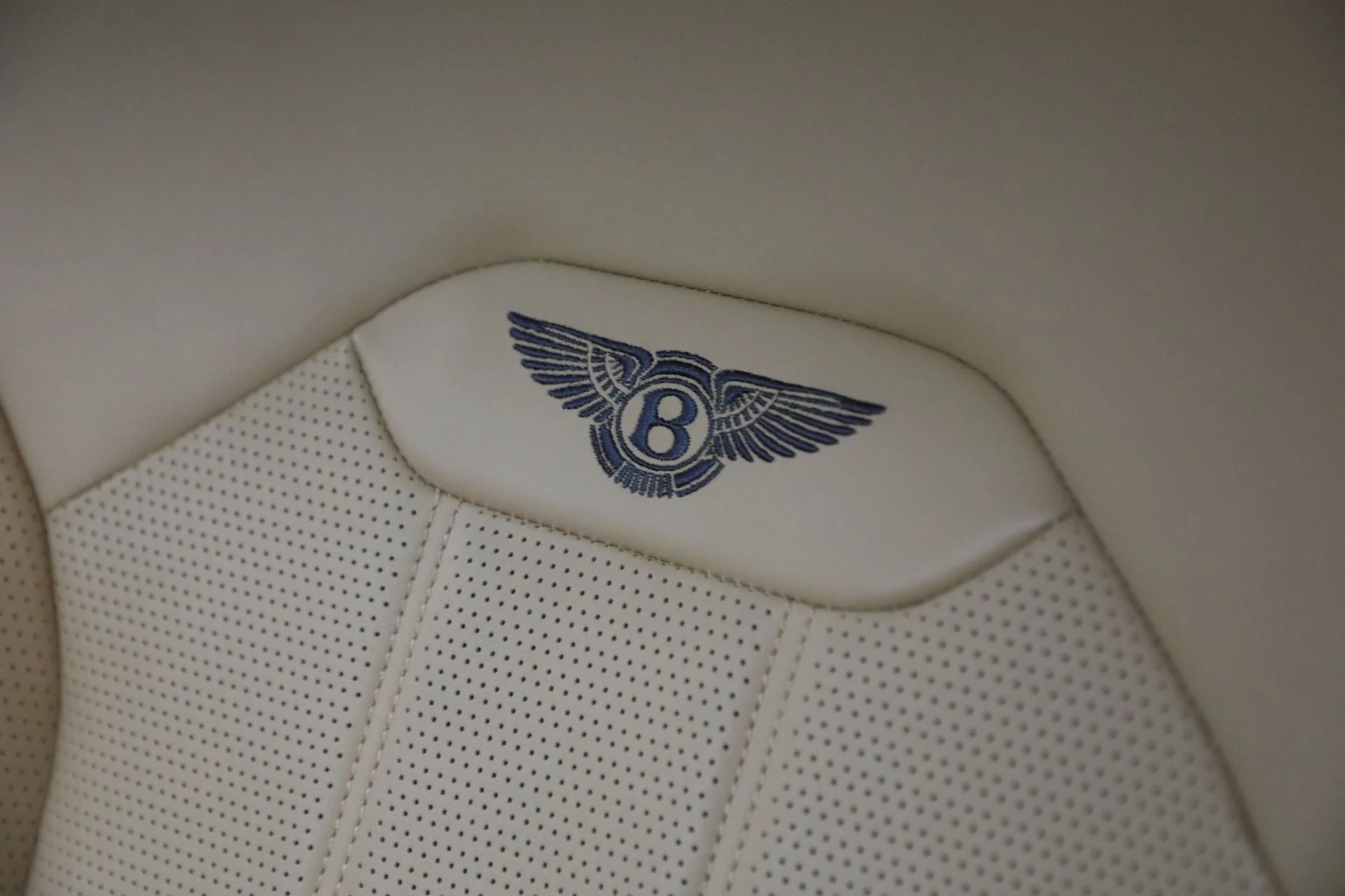 mph028_2416336257_Used_2024_Bentley_Bentayga_EWB_V8_1768588174_cc5a0cf736