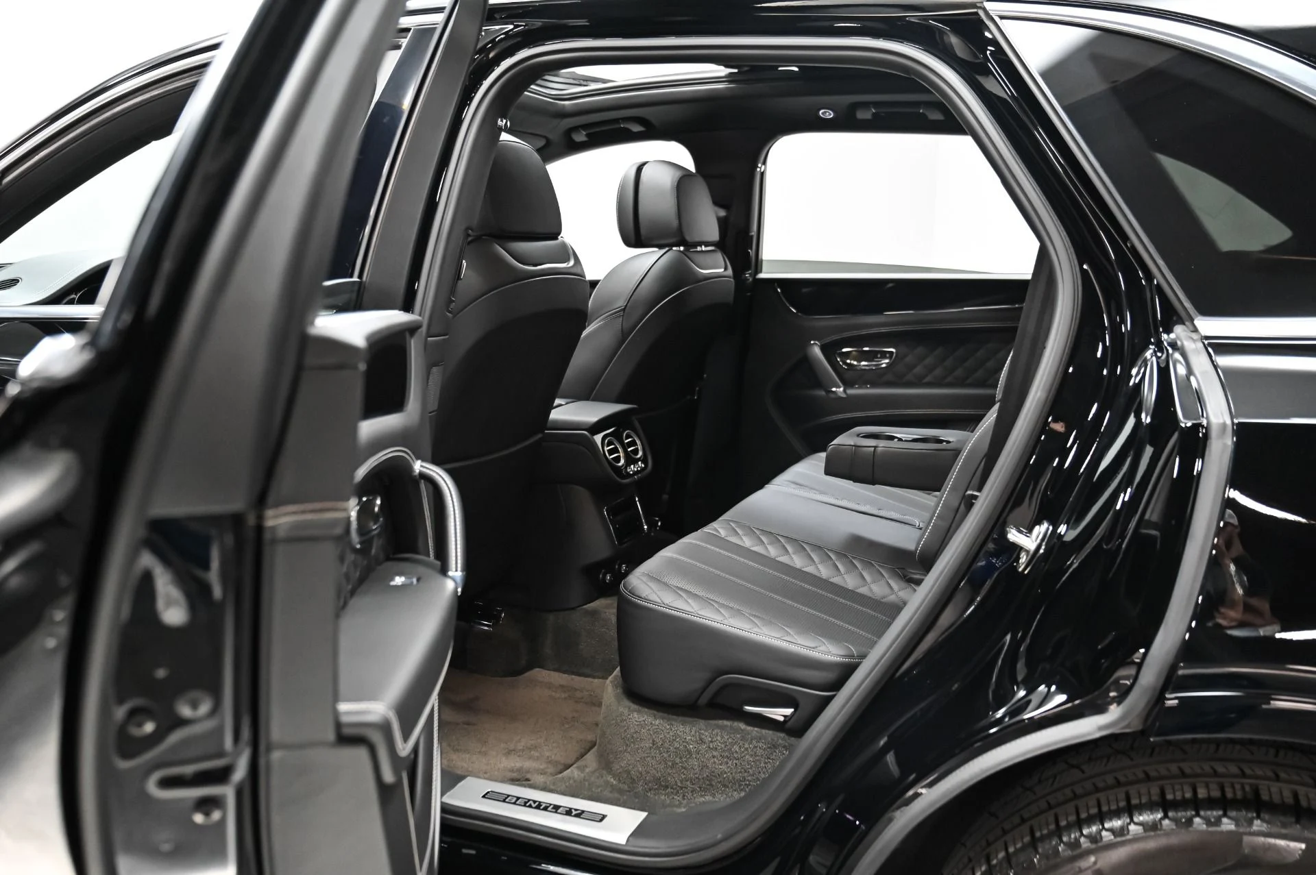 mph028_2442846239_Used_2018_Bentley_Bentayga_W12_1756239179_5c6c35eba0