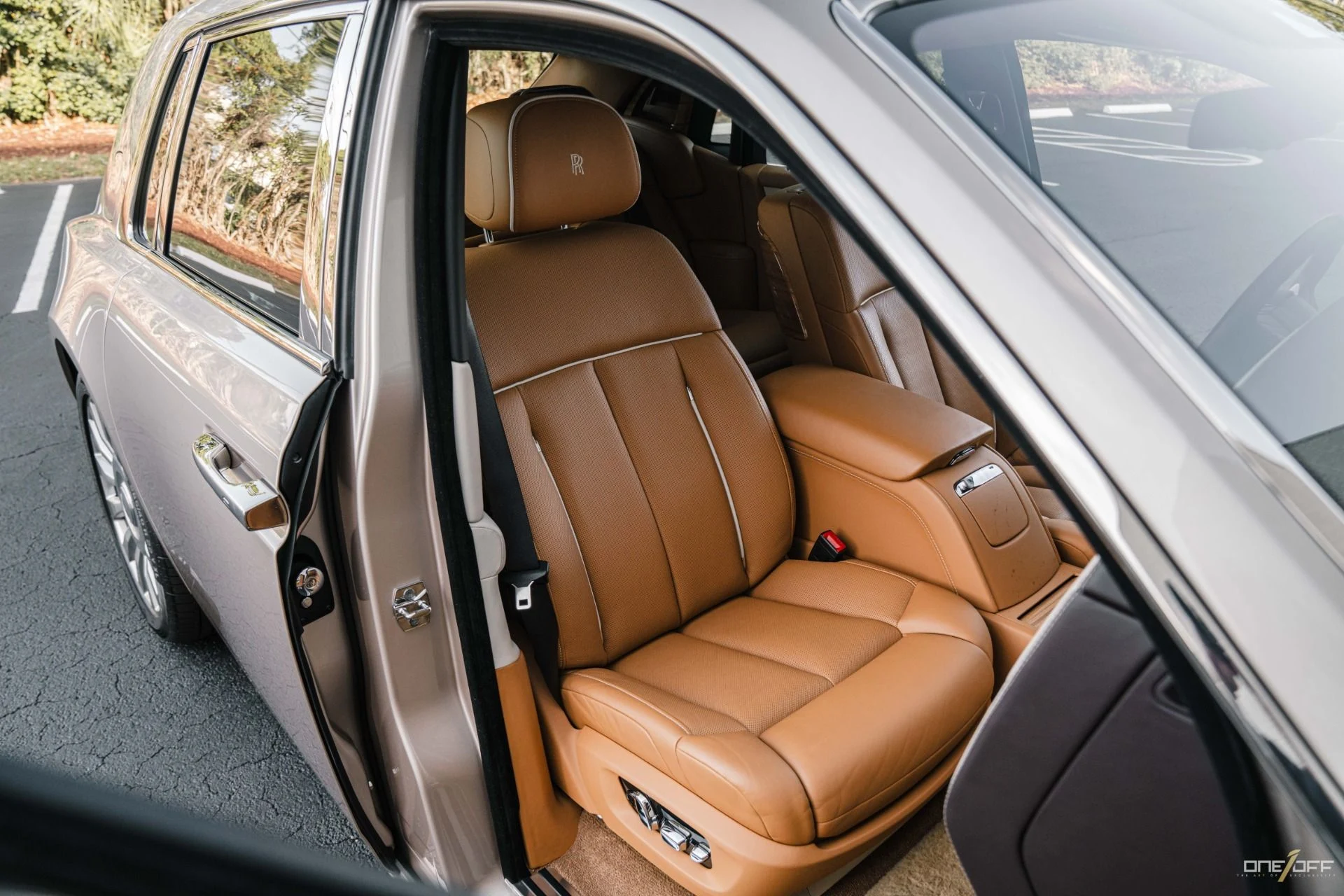mph028_2482598148_New_2019_Rolls_Royce_Phantom_w_Starlight_Rear_Theatre_Bespoke_Paint_1745281916_84db83d77d