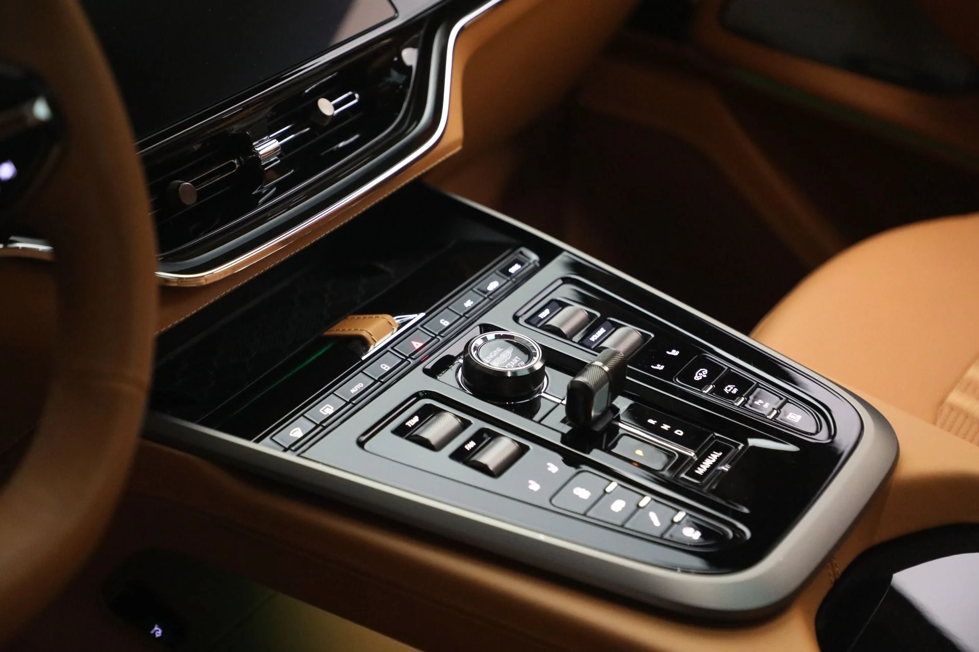 mph028_2520429503_Used_2025_Aston_Martin_DBX_707_1777039966_1c5ff6d42b