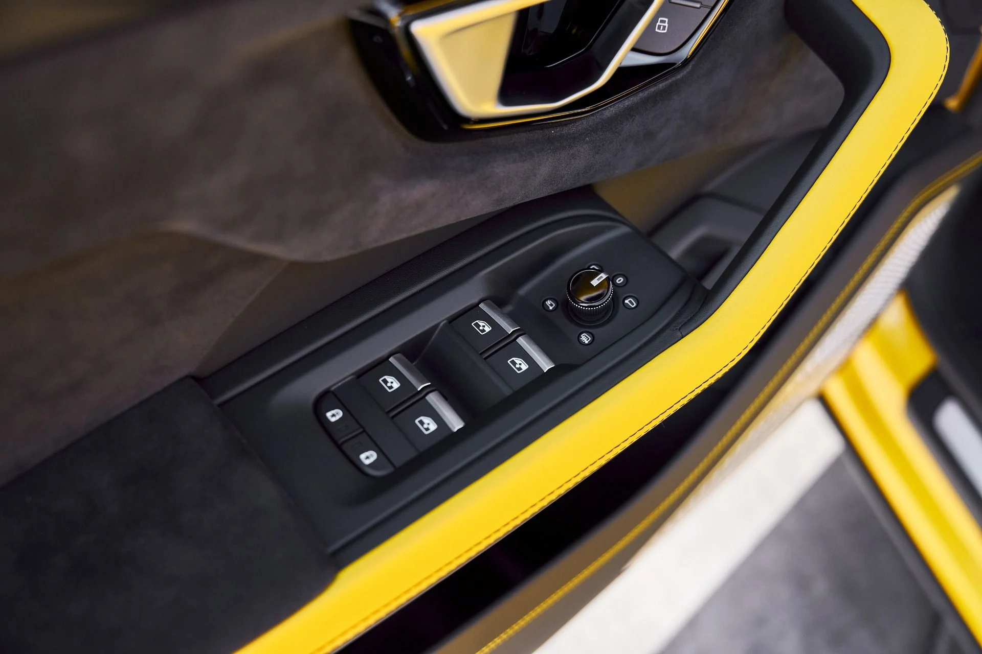 mph028_2524760890_Used_2021_Lamborghini_Urus_Pearl_Capsule_1772843479_68fe5d2e01