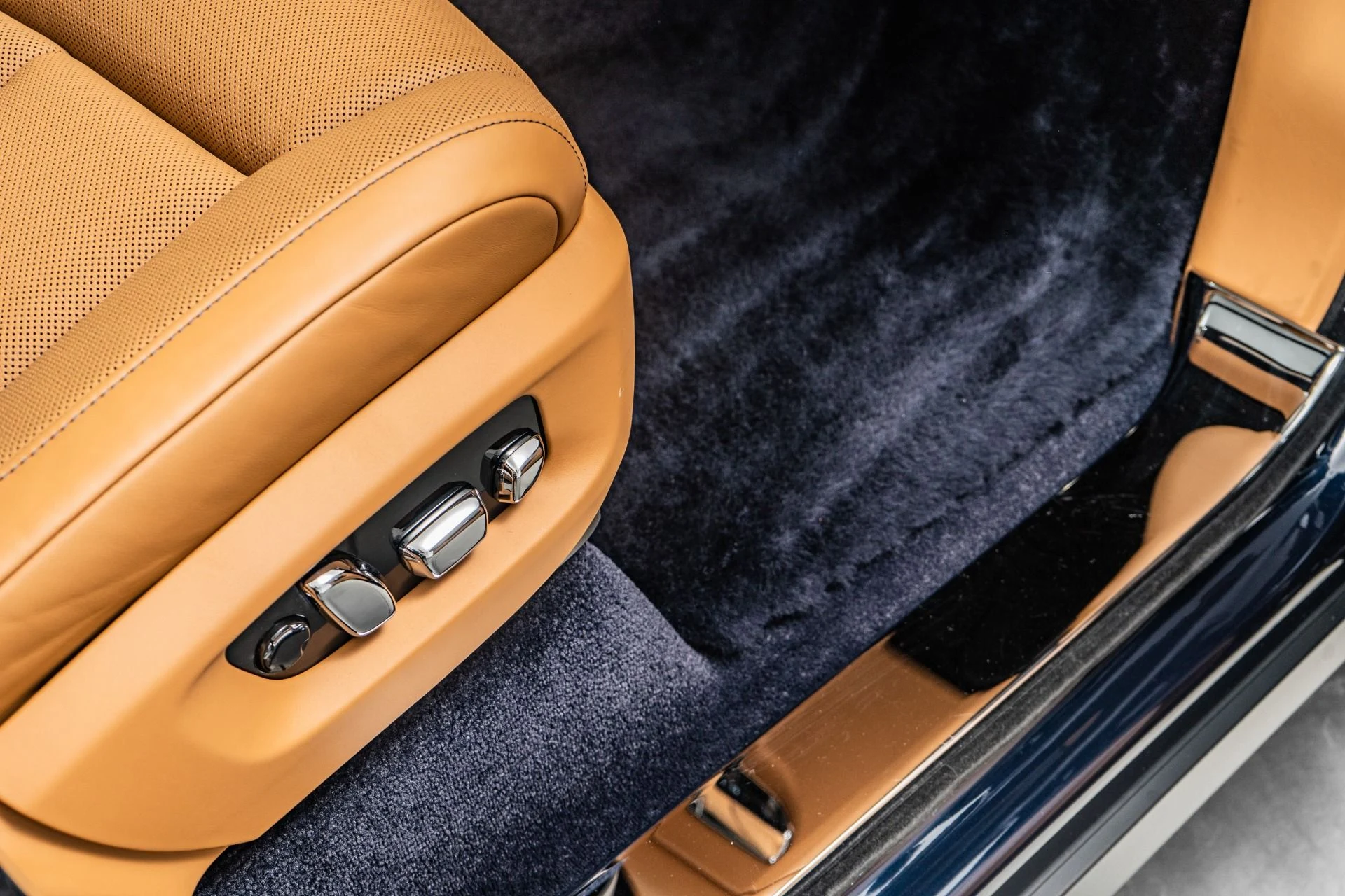 mph028_258480854_Used_2020_Rolls_Royce_Cullinan_Rear_Theatre_Configuration_Bespoke_Audio_Picnic_Tables_1785529076_429de7d0c6