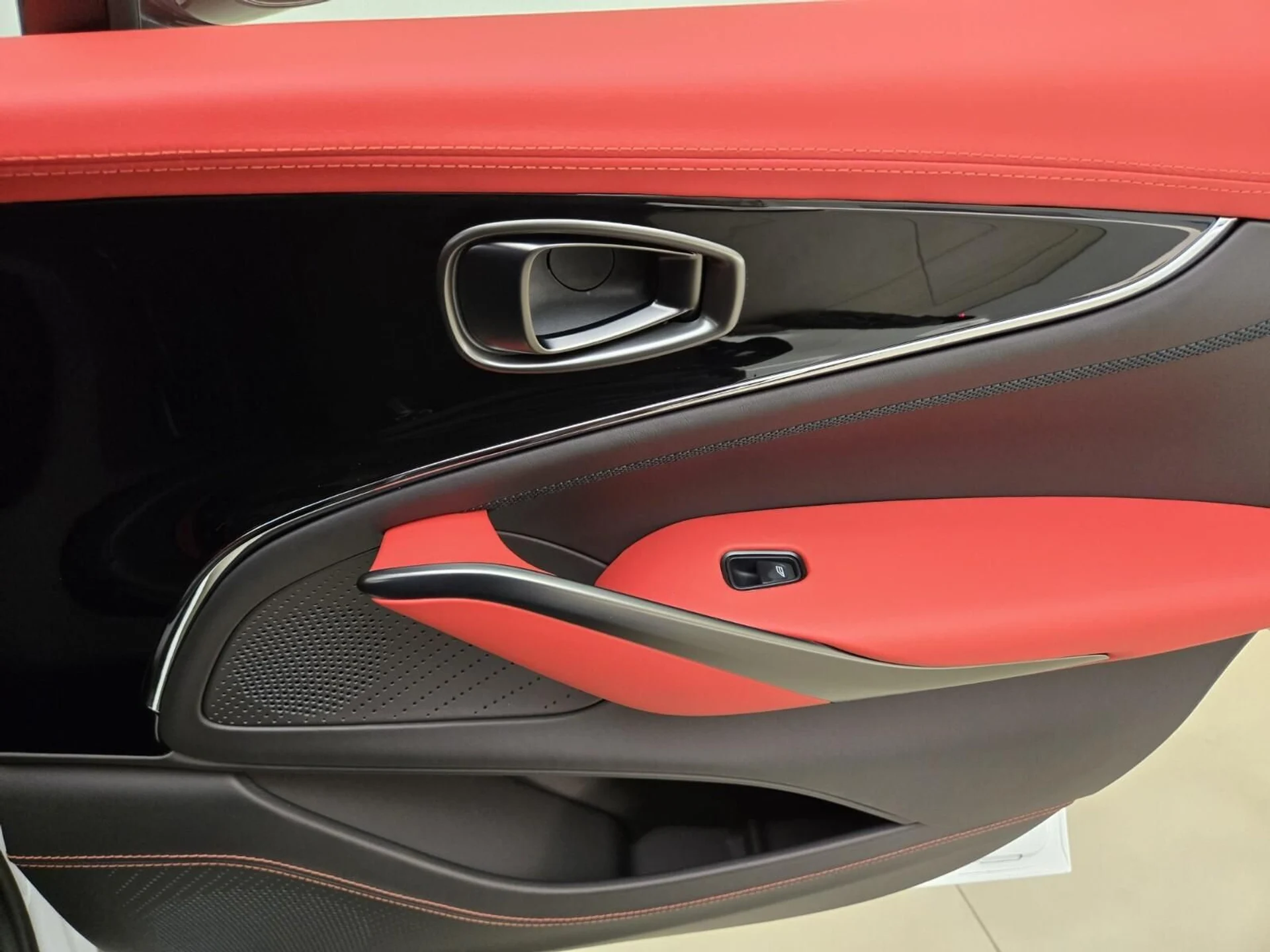 mph028_2600487_Used_2025_Aston_Martin_DBX_707_1762583642_060a461735