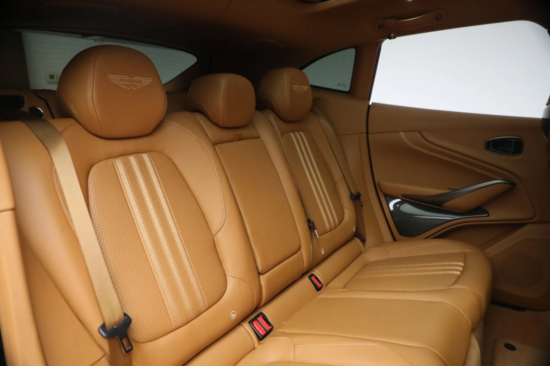 mph028_2636037633_New_2026_Aston_Martin_DBX_707_1766528371_cc6cb3b829