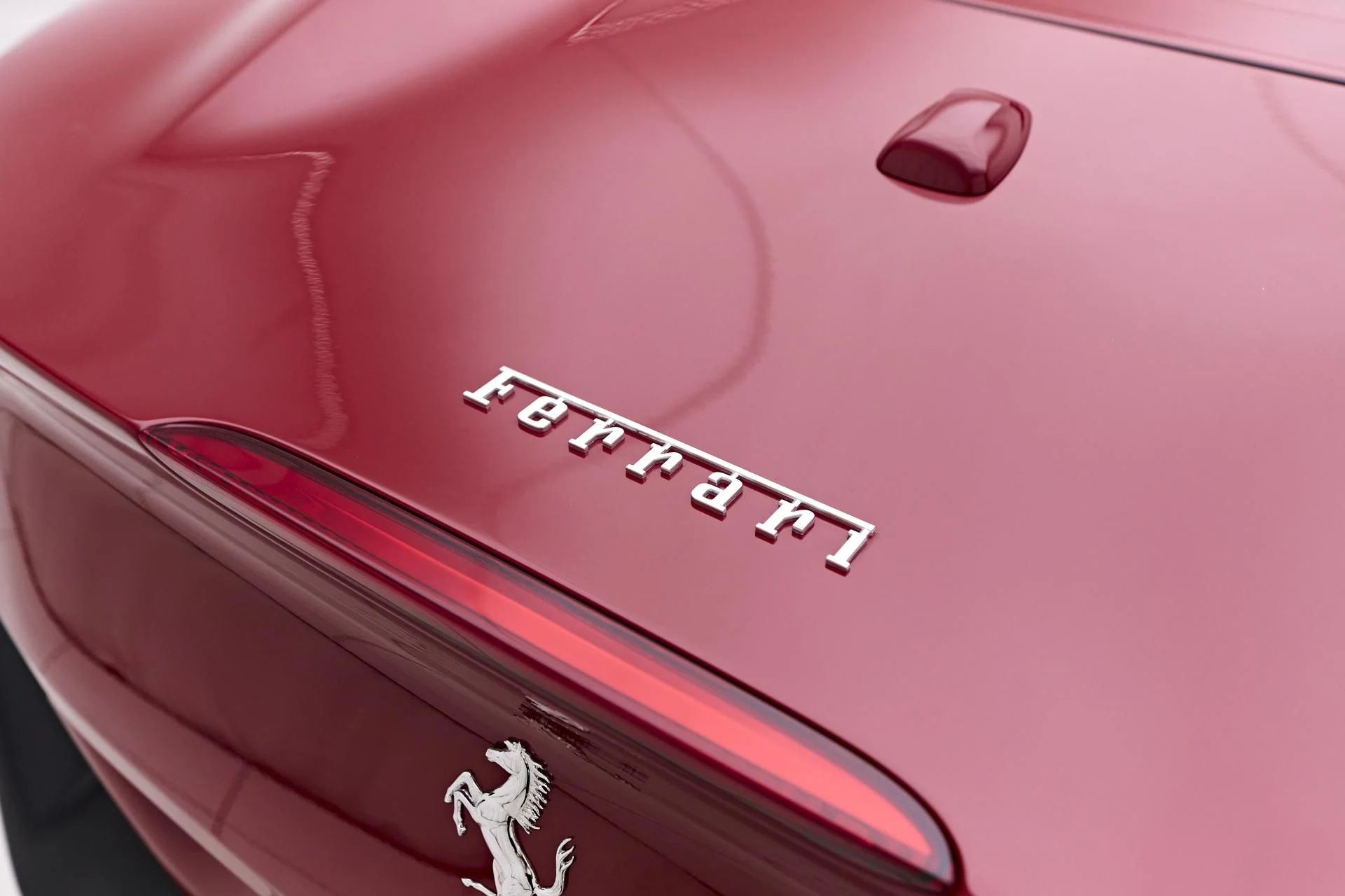 mph028_2641281427_Used_2022_Ferrari_Portofino_Base_1752263914_7627bfb90f