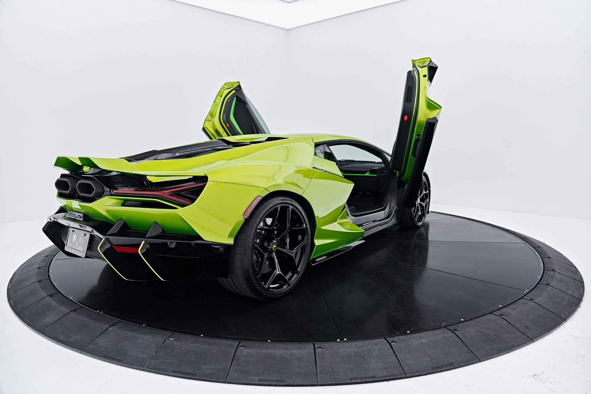 mph028_2740396419_Used_2025_Lamborghini_Revuelto_Base_1785288821_ec7d94f85a