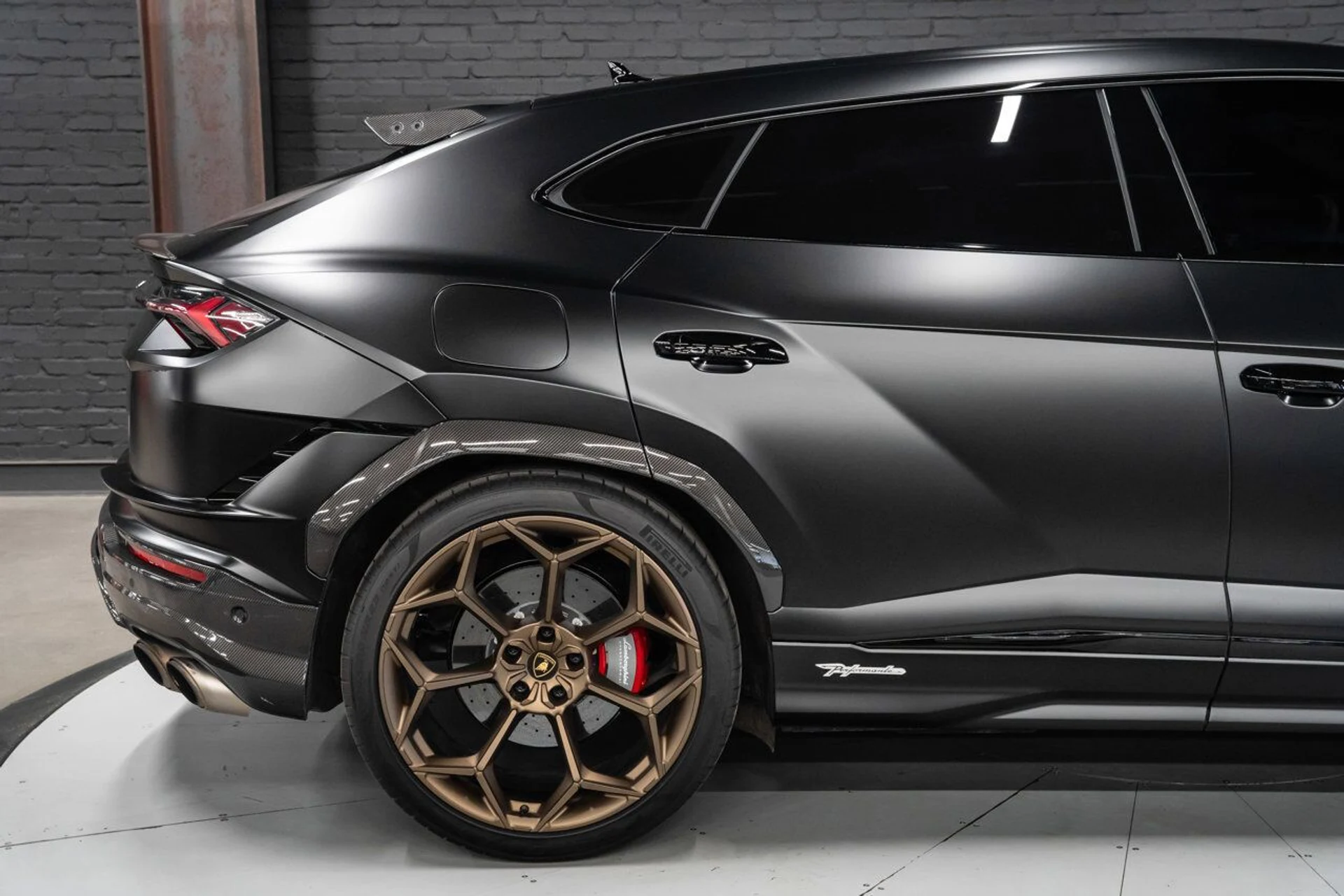 mph028_277634421_lamborghini_urus_2023_57b002229f