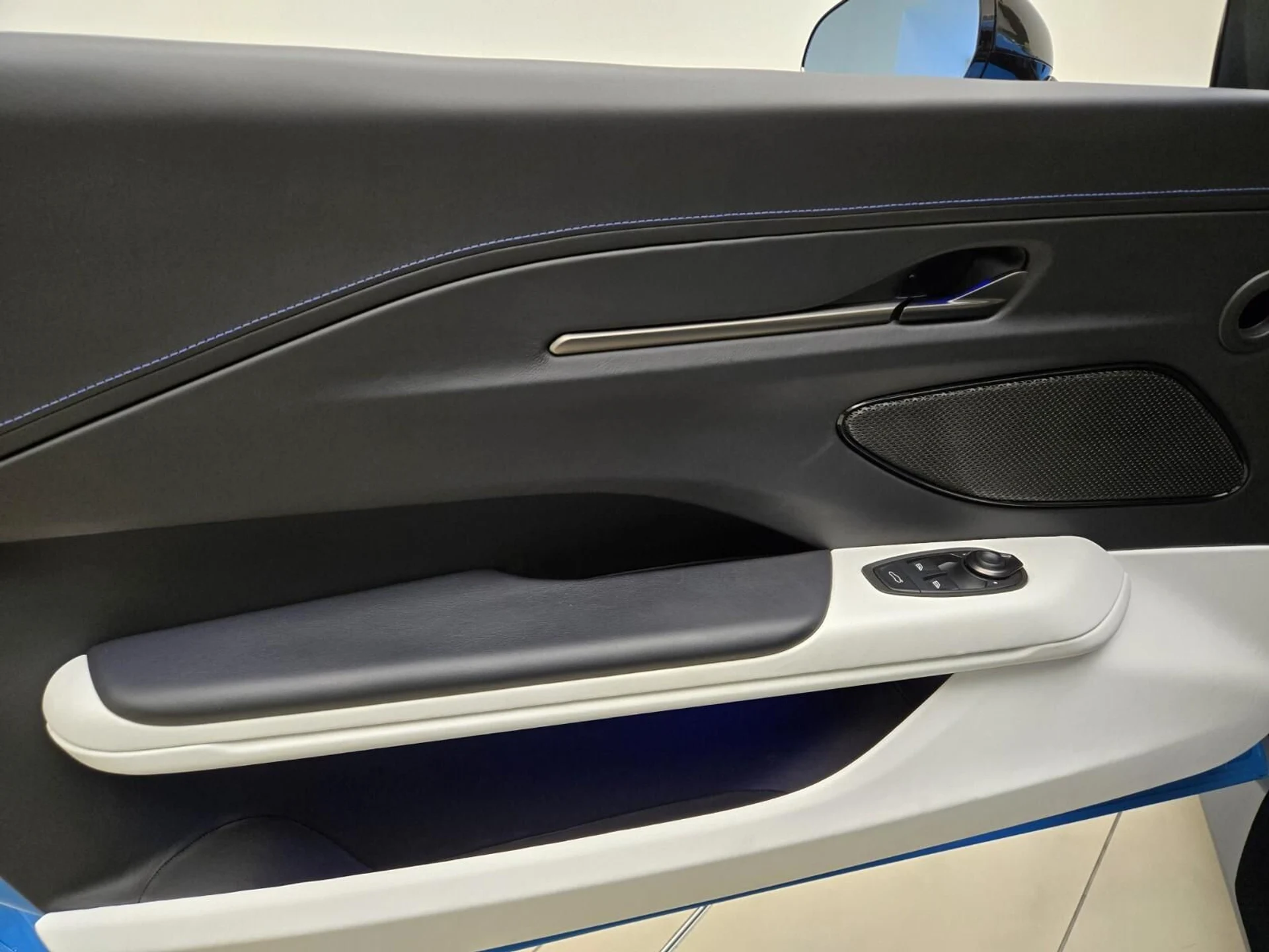 mph028_279416511_Used_2025_Aston_Martin_Vantage_1770792741_d57232f319