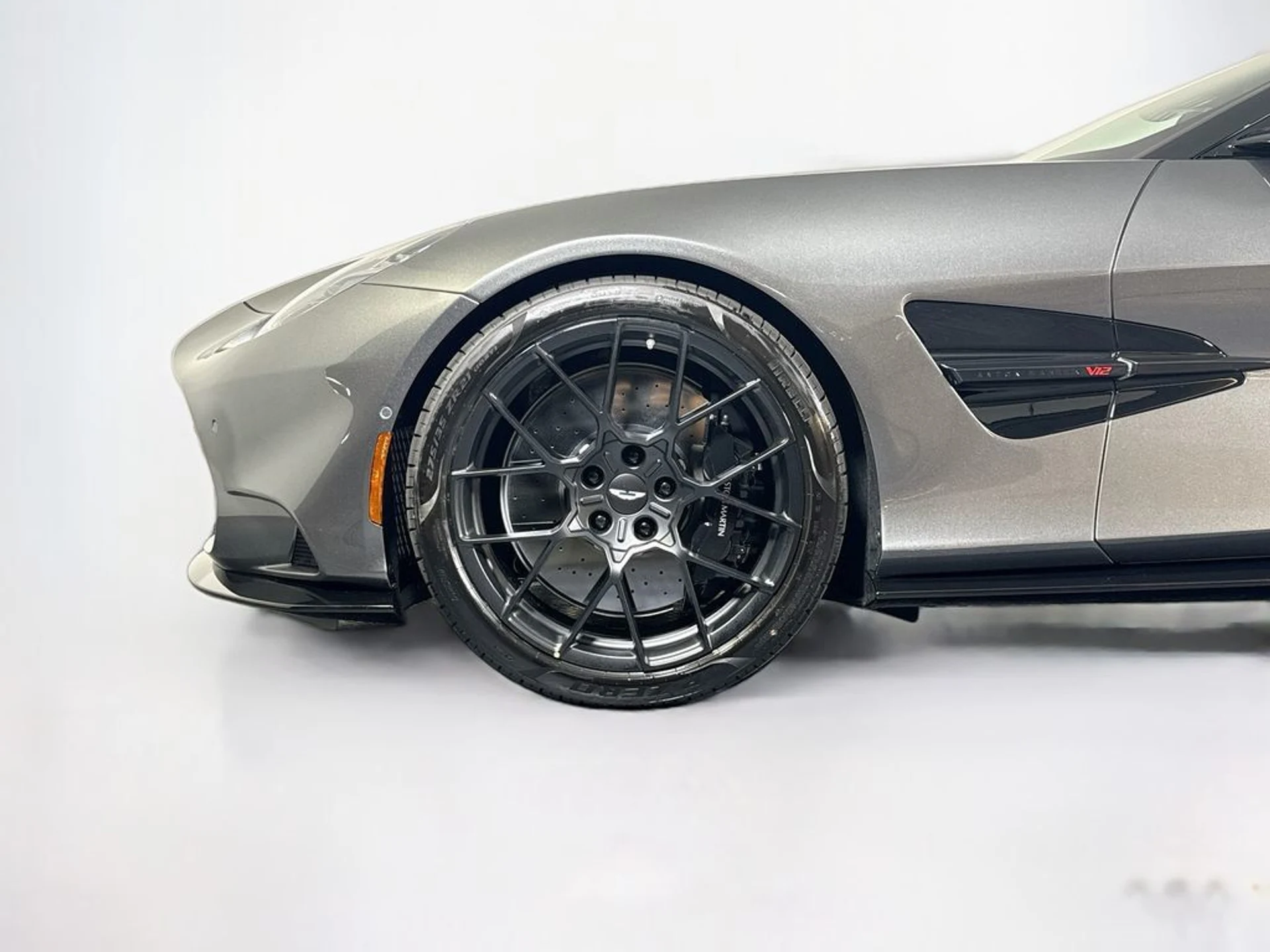 mph028_2794367588_new_2027_aston_martin_vanquish_volante_11350_23067135_29_1024_7ff36a59aa