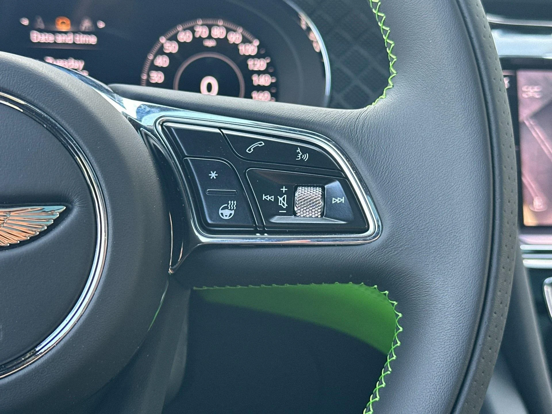 mph028_2794930947_New_2025_Bentley_Bentayga_V8_1760604200_0a23ed0994