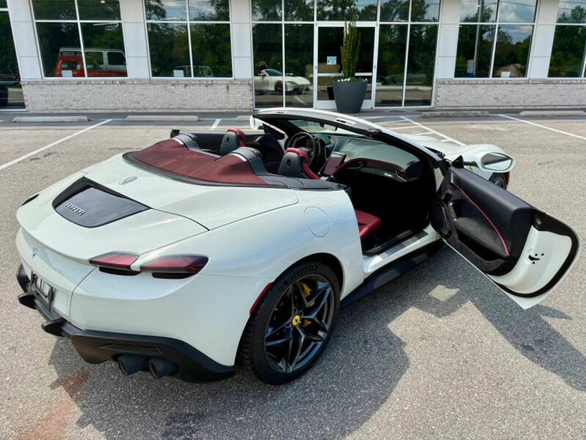 mph028_2812125969_2025_ferrari_roma_spider_base_2dr_convertible_5ca6bc85d8