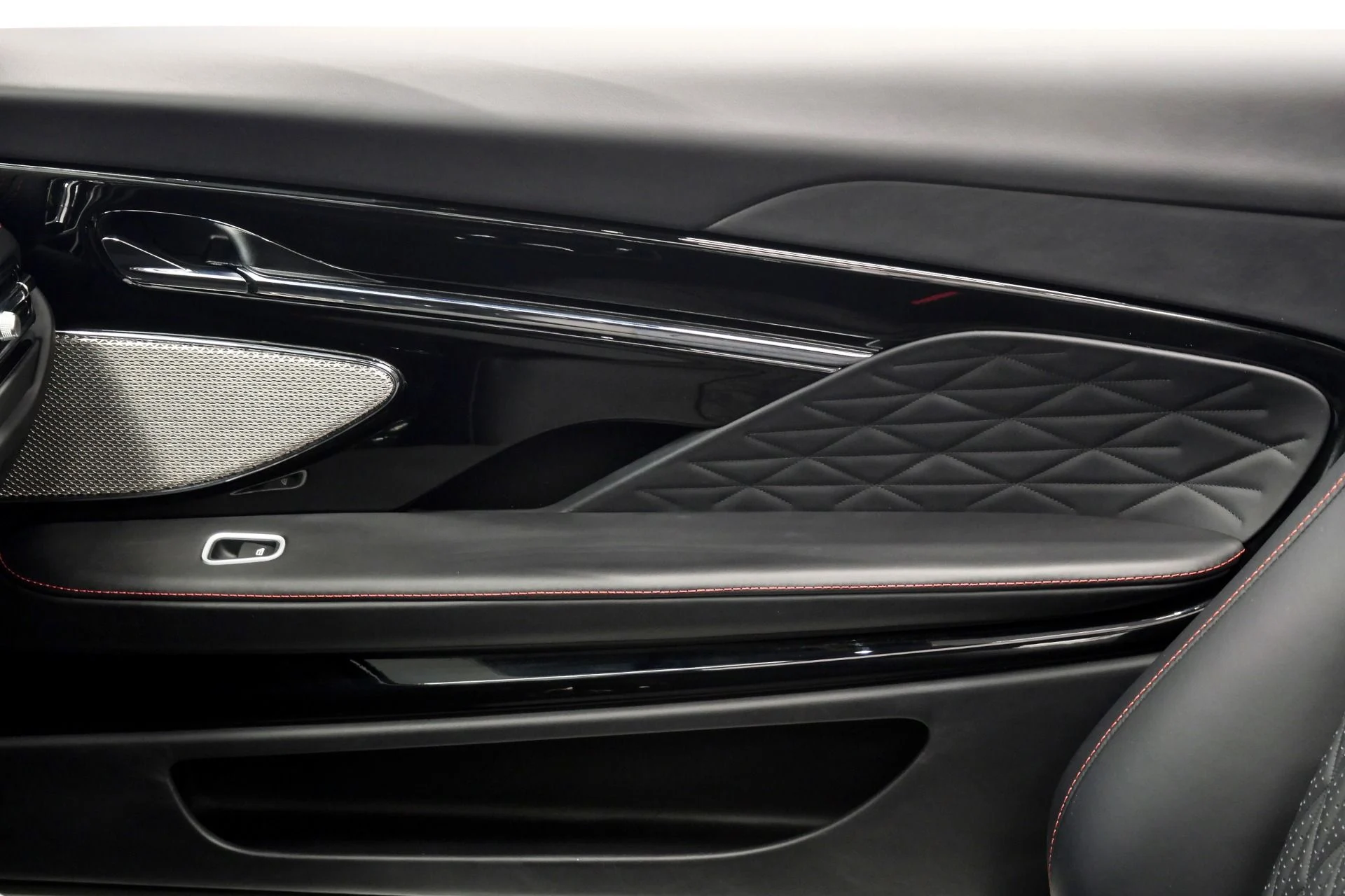 mph028_2816565894_Used_2025_Aston_Martin_DB_12_Volante_Inspire_Sport_Interior_Upper_and_Lower_Black_Packs_1778172034_f5e7fb9e2c