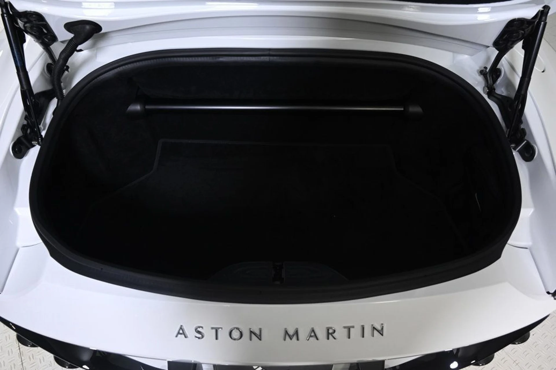 mph028_2832427993_new_2026_aston_martin_vantage_roadster_11350_22950965_29_1024_b096f47f61