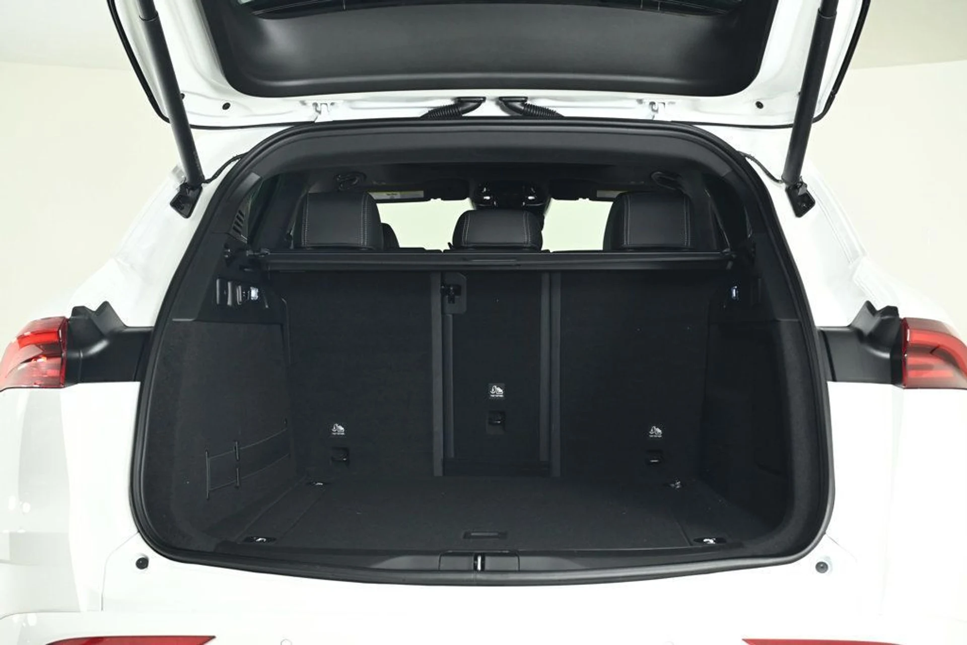 mph028_2863097132_used_2025_maserati_grecale_base_11350_22975680_28_1024_449fcb5be4