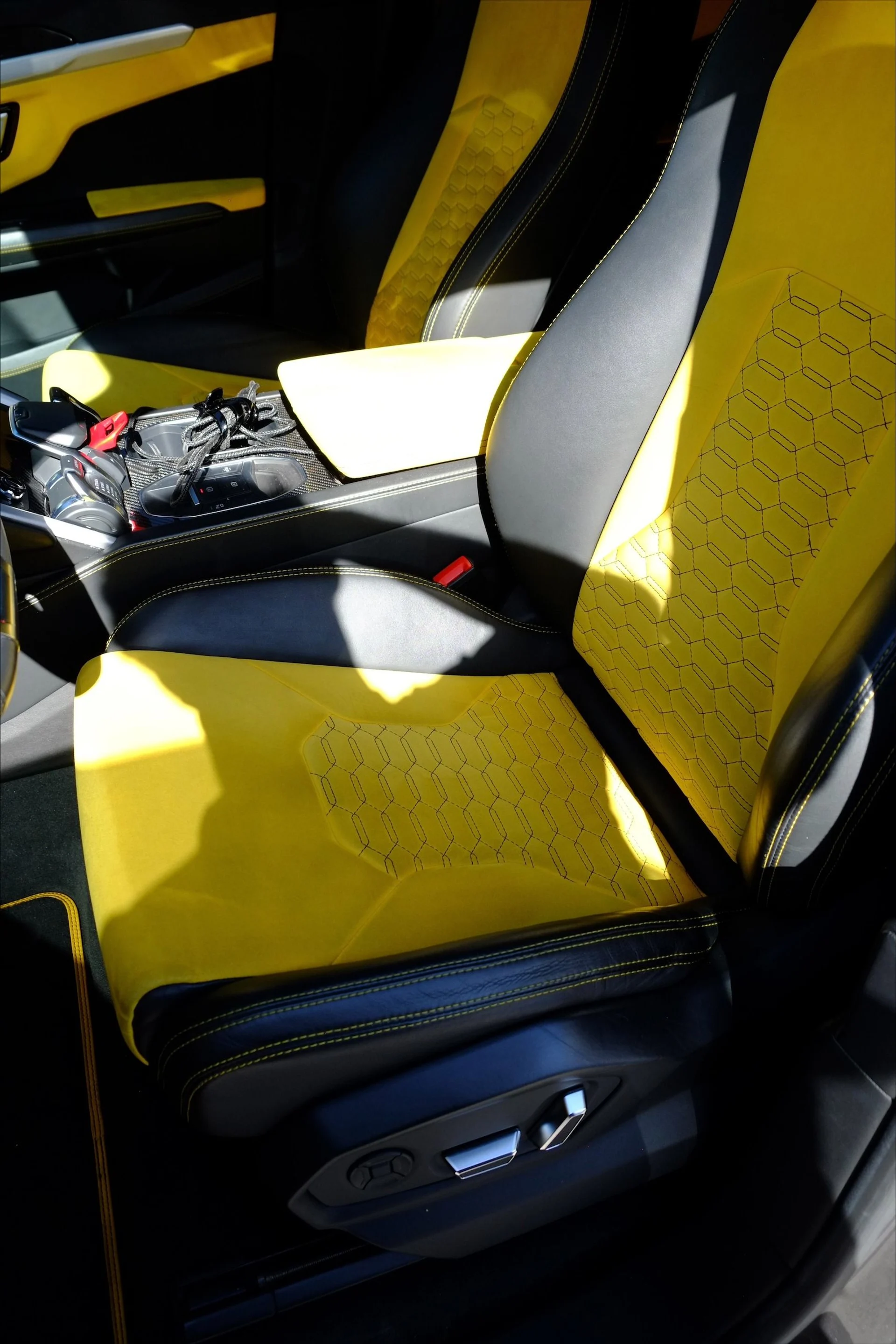 mph028_2879102294_Used_2021_Lamborghini_Urus_1776122307_21c5ac7f85