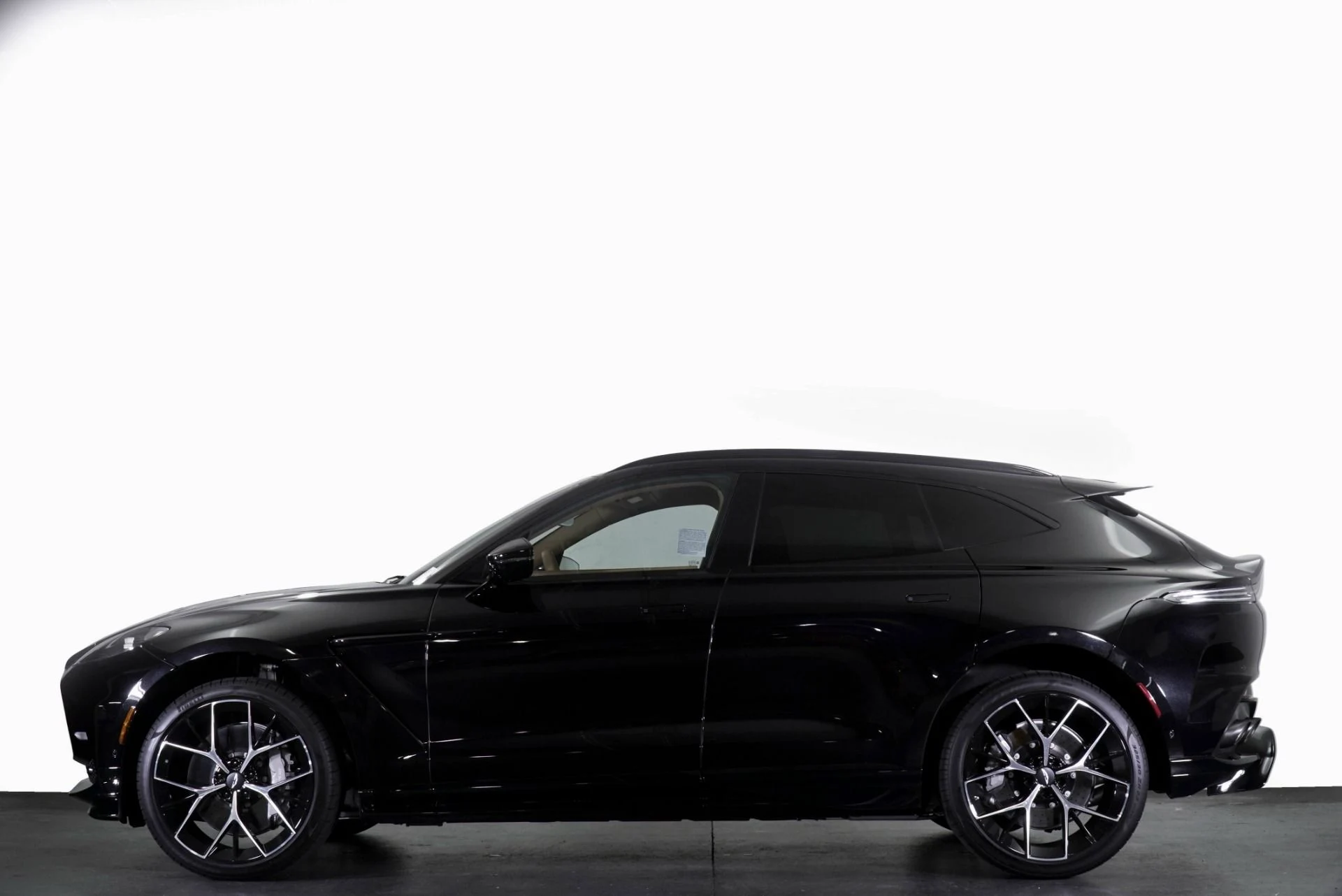 mph028_2881297249_New_2026_Aston_Martin_DBX_707_1769661941_7c4edfdcab