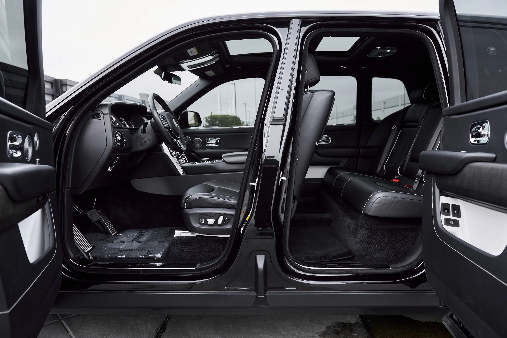 mph028_2886033334_Used_2019_Rolls_Royce_Cullinan_Base_1767201677_7cac9429d0