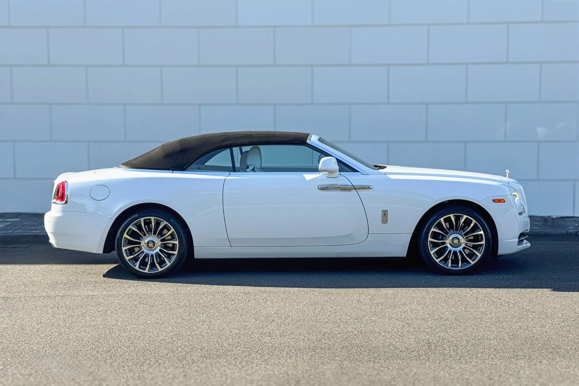 mph028_2905232739_Used_2021_Rolls_Royce_Dawn_1755689283_7030401c4f