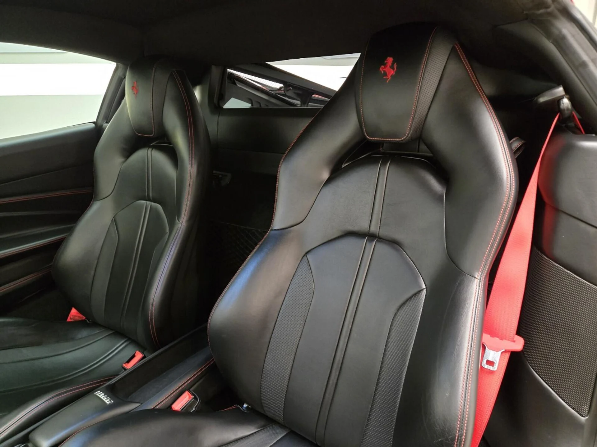 mph028_2932642999_Used_2020_Ferrari_F8_Tributo_1756364935_6b8e196513