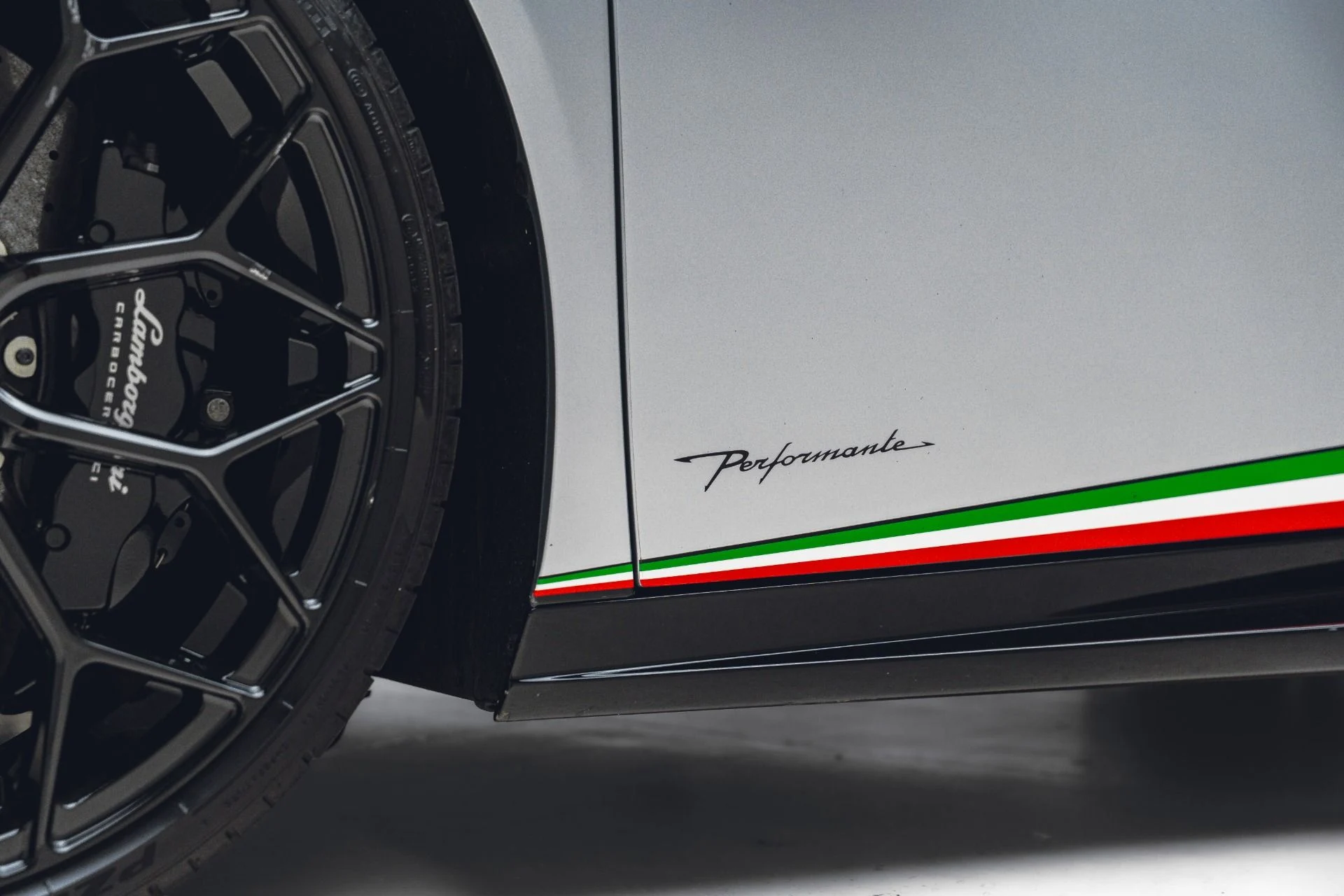 mph028_2955148413_Used_2019_Lamborghini_Huracan_LP_640_4_Performante_Spyder_1781799665_895531c2a3