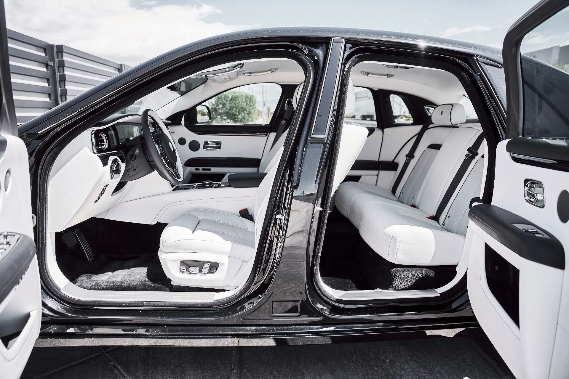 mph028_2977387760_Used_2026_Rolls_Royce_Ghost_Base_1780101104_312b6bf46d