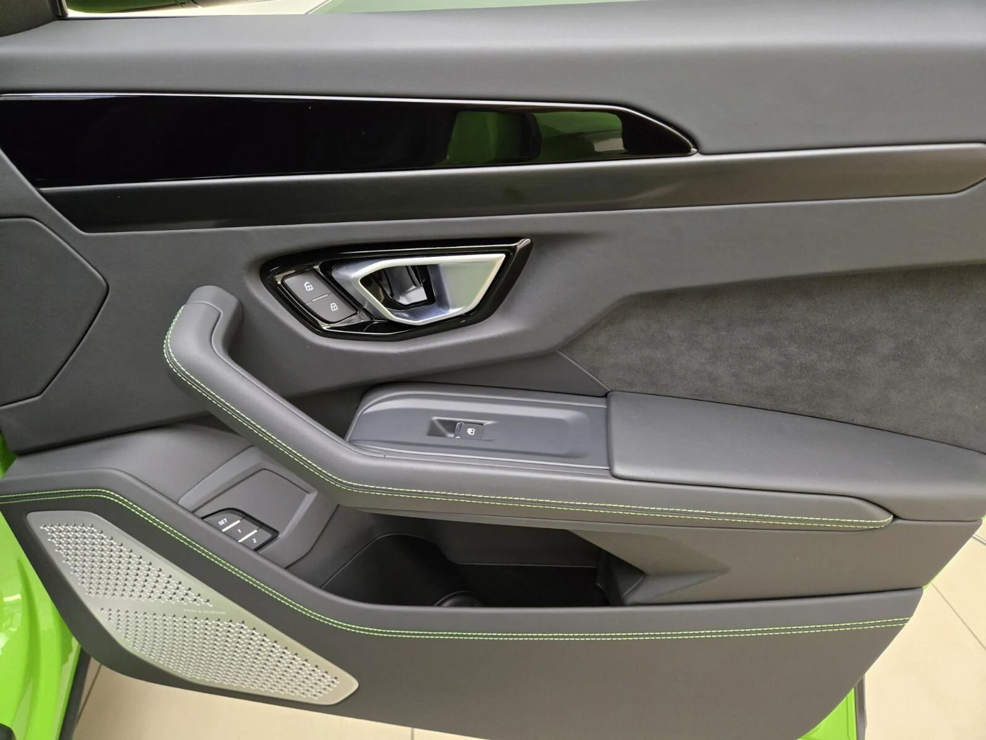 mph028_3029231086_Used_2023_Lamborghini_Urus_S_1770879337_8a4becad3d