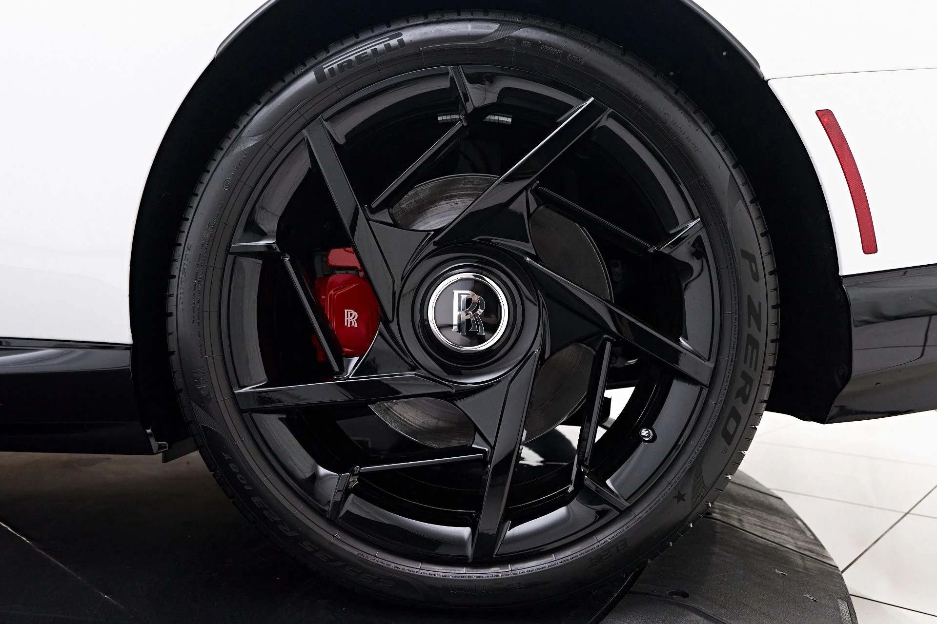 mph028_3070462549_Used_2025_Rolls_Royce_Spectre_1753213338_d1e4df328b