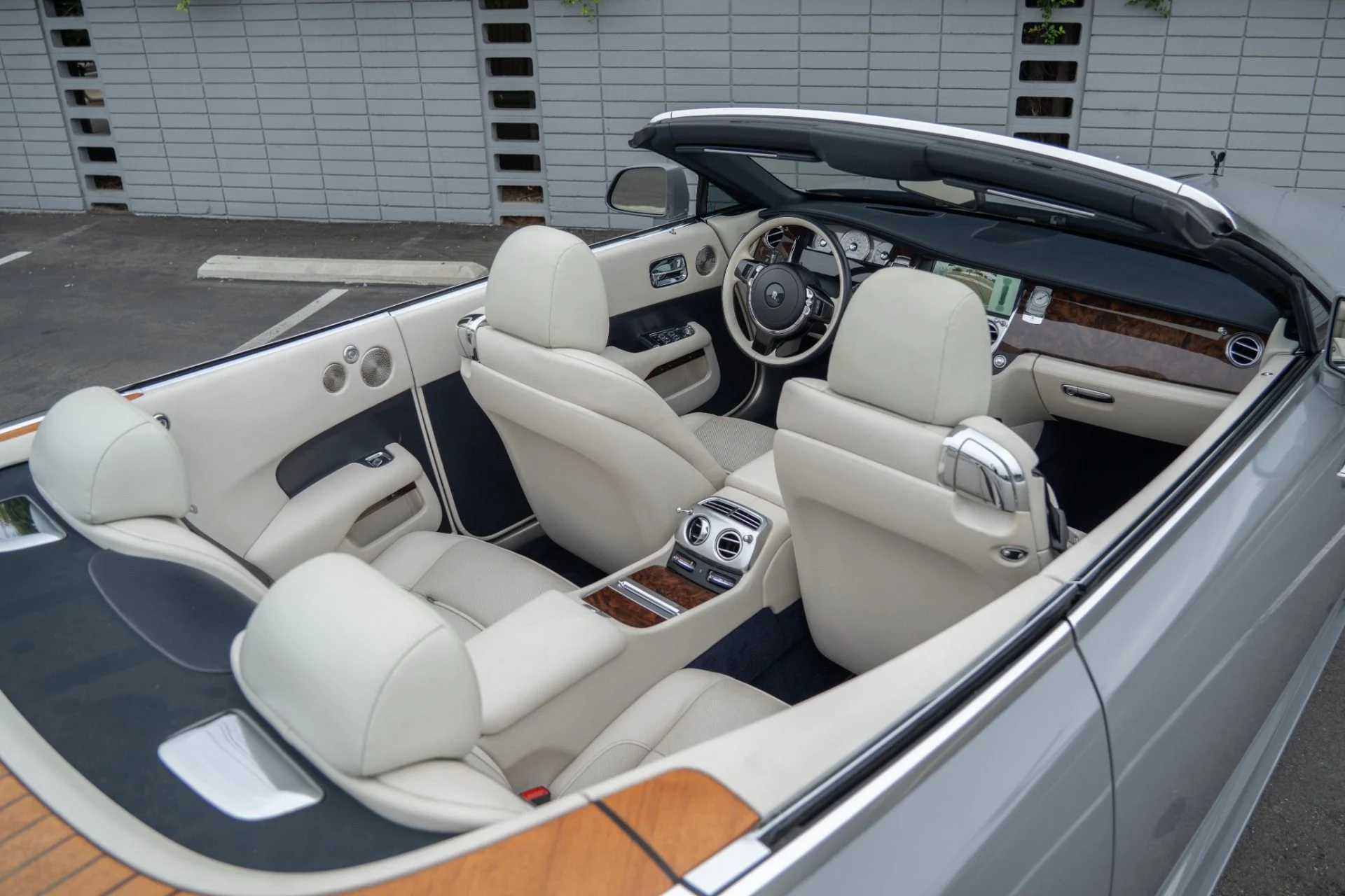 mph028_3080869945_Used_2017_Rolls_Royce_Dawn_1759961826_f1b706b4c2