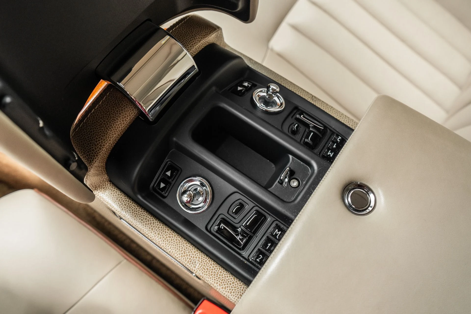 mph028_3090292555_Used_2007_Rolls_Royce_Phantom_Two_Tone_Exterior_and_Interior_Chromed_Wheels_1782334657_bd4353ff5f