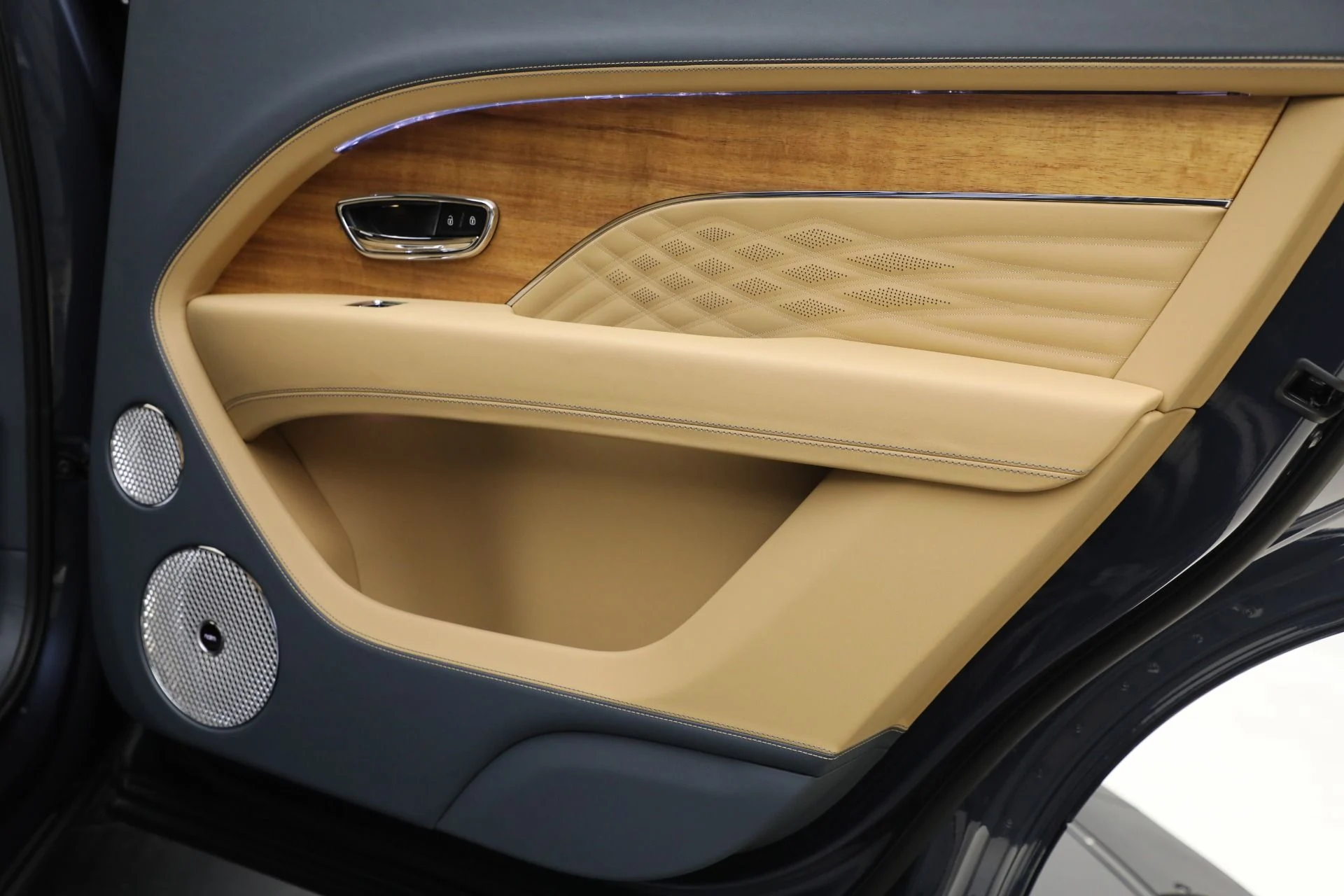 mph028_3092556751_New_2025_Bentley_Bentayga_EWB_Azure_V8_bf9e4b0588