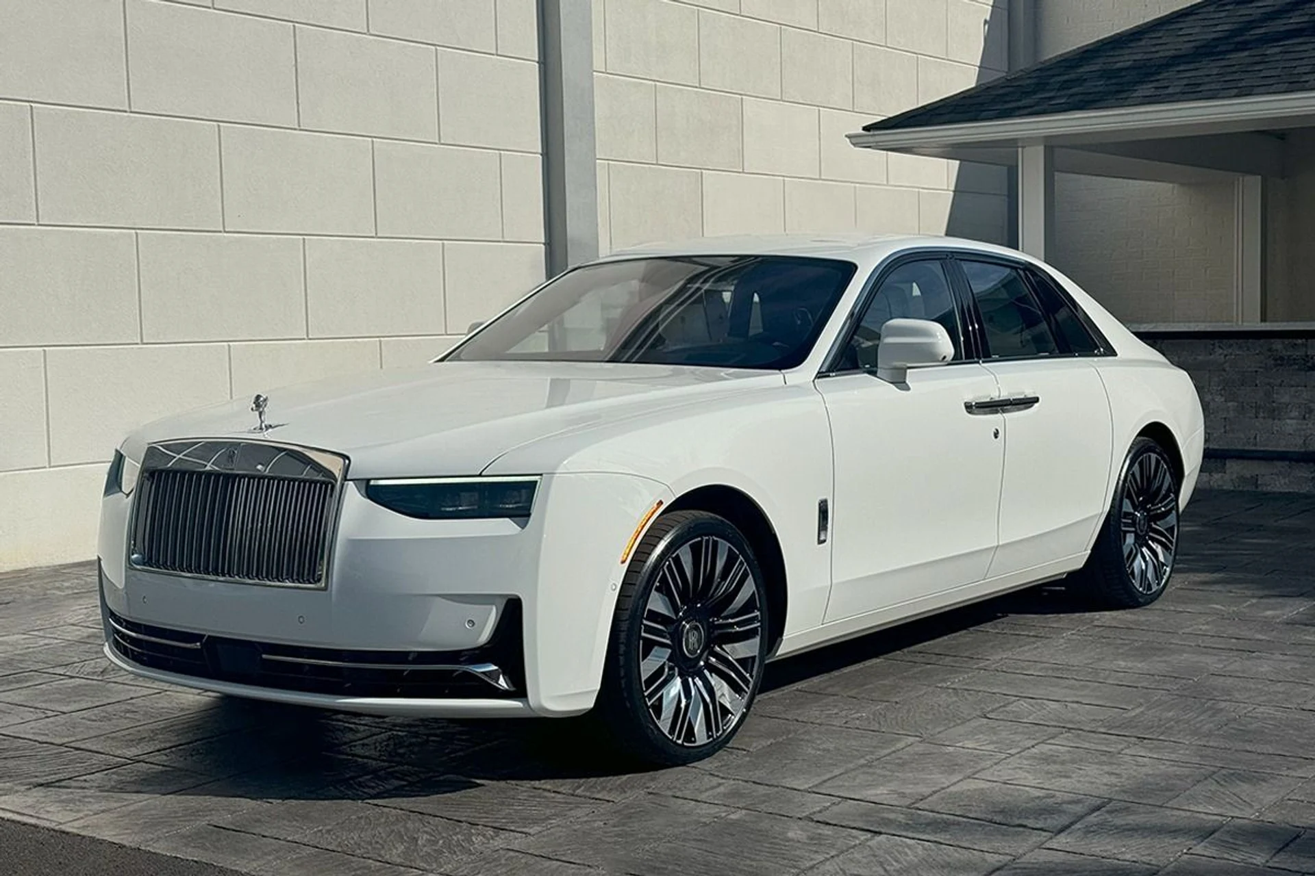 mph028_3101365868_Used_2025_Rolls_Royce_Ghost_1740557144_9e152e695f