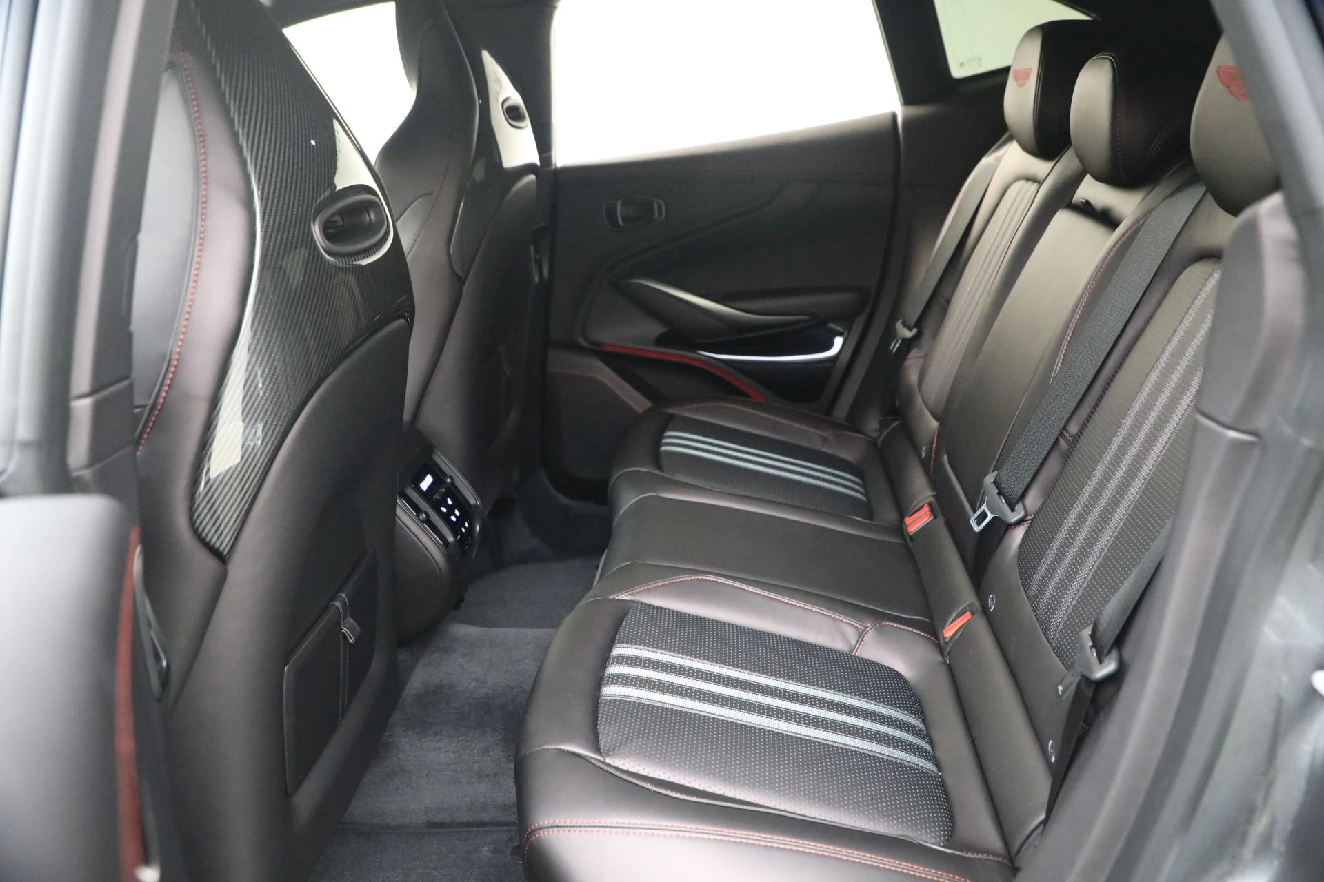 mph028_3103002195_New_2026_Aston_Martin_DBX_707_1768320849_1d76bafb1e