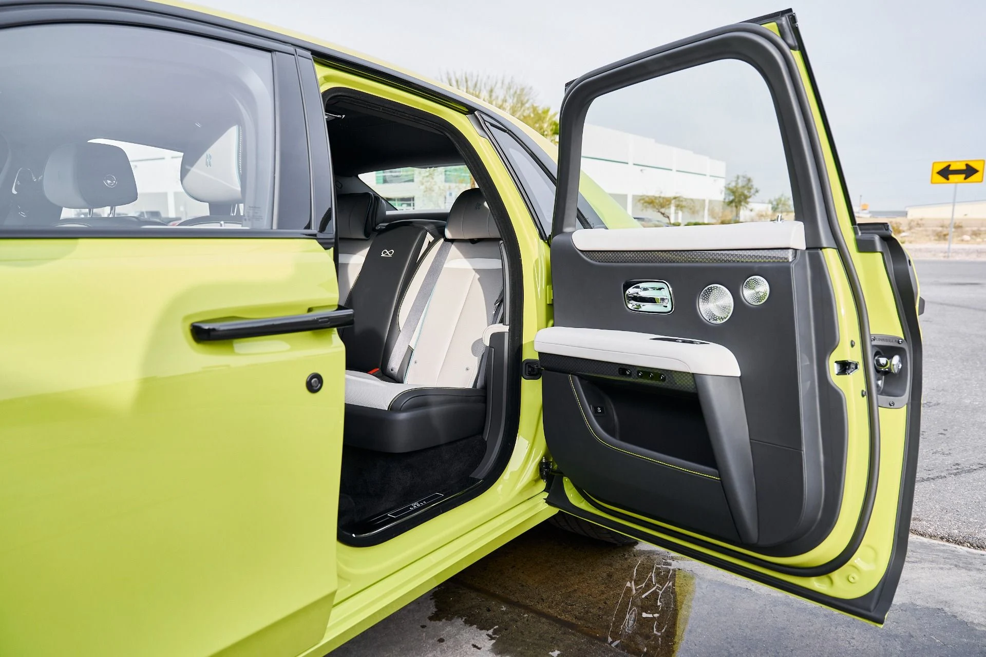 mph028_3104098557_Used_2025_Rolls_Royce_Ghost_Black_Badge_1769049496_bcead8c3f2