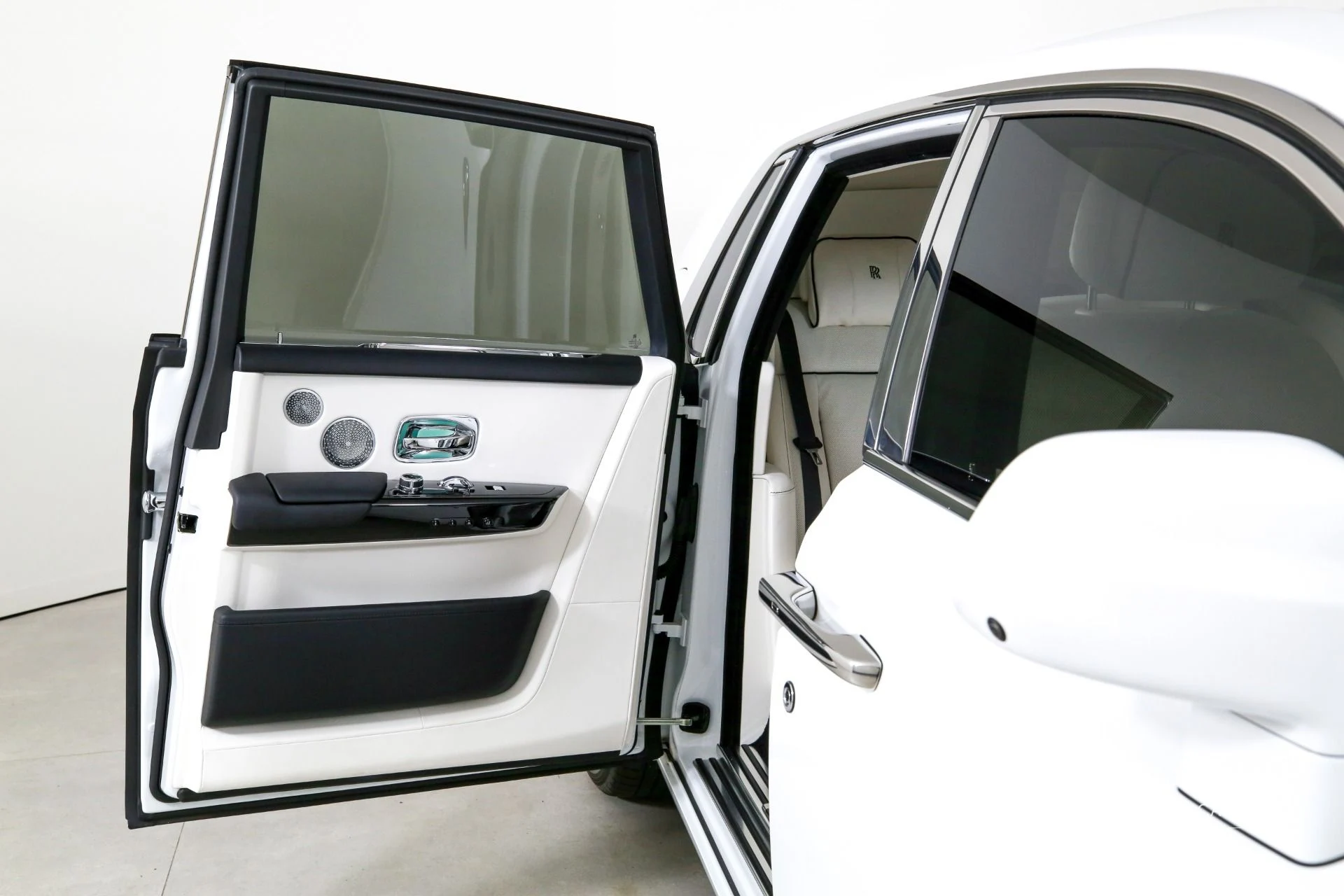 mph028_3107099426_Used_2024_Rolls_Royce_Phantom_1767116656_7003ad7ab6