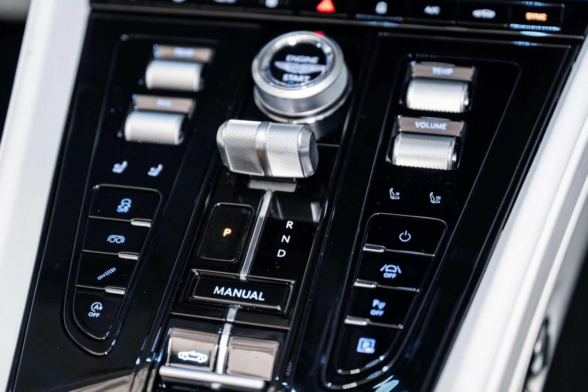 mph028_3113046792_Used_2025_Aston_Martin_DB_12_Volante_1741214270_833ee63e97