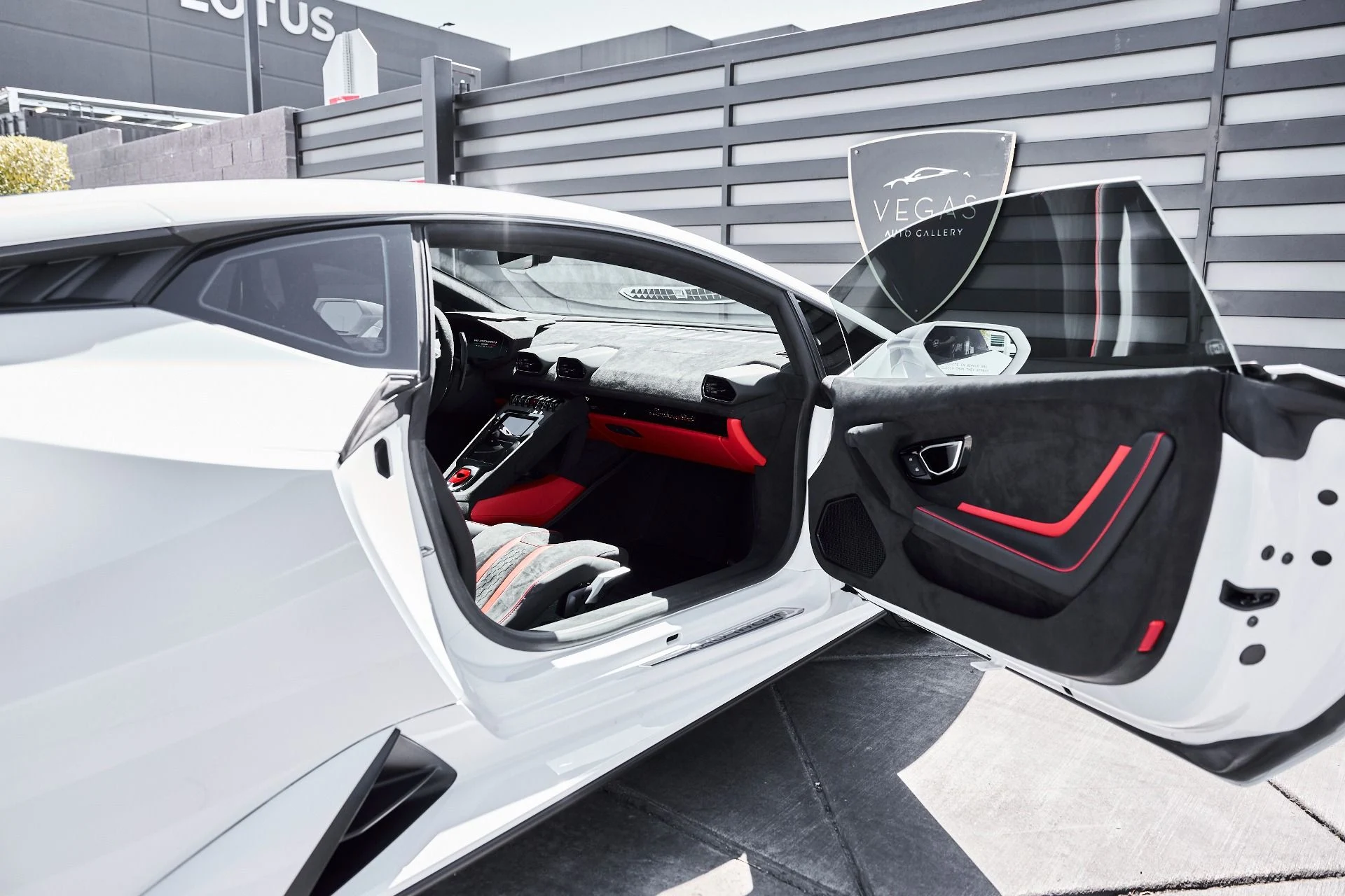 mph028_3116028212_Used_2023_Lamborghini_Huracan_1778117613_1de6663539