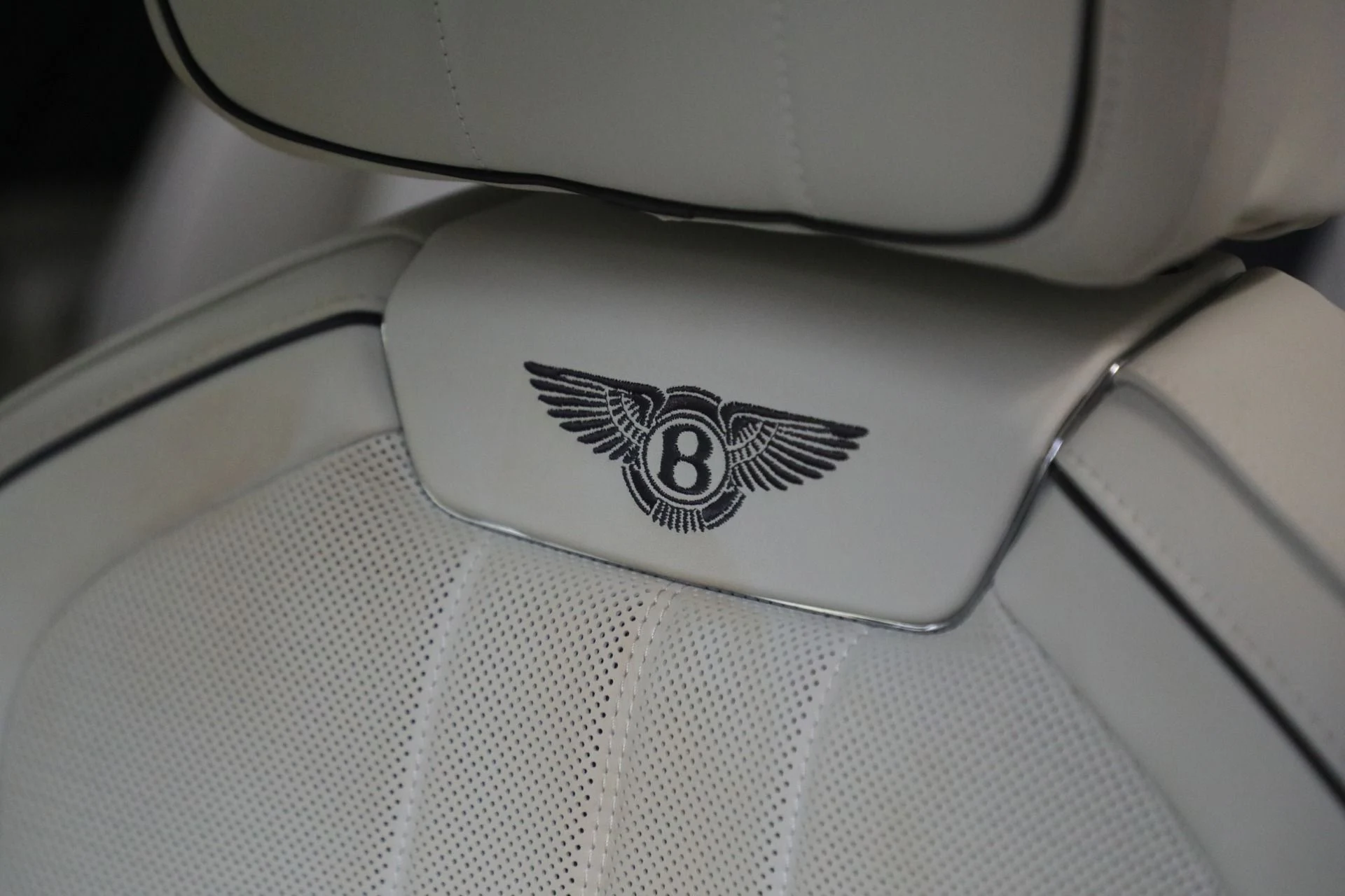 mph028_3124765137_Used_2023_Bentley_Flying_Spur_Hybrid_1770396023_b3f42e7b0c