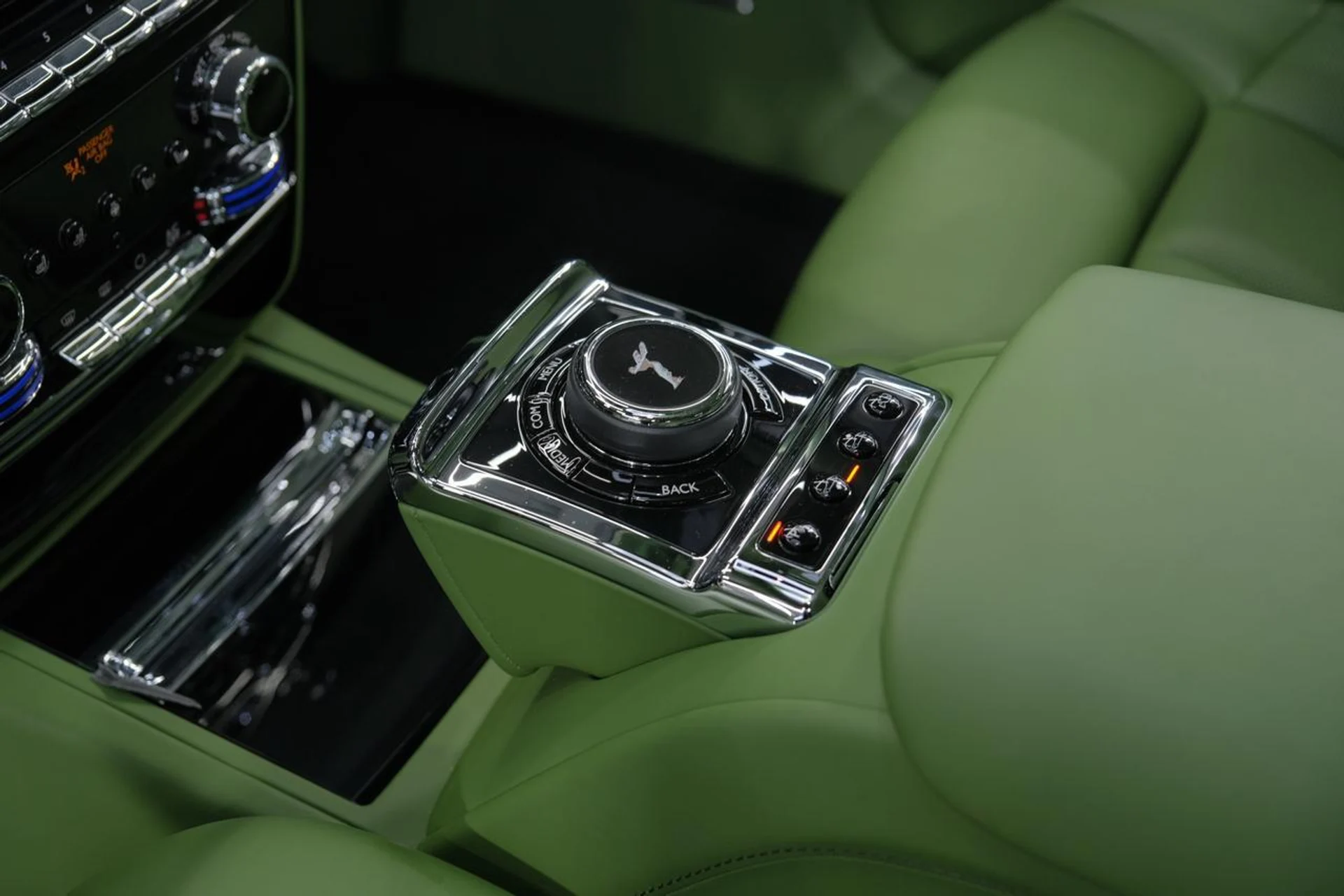 mph028_3171076476_de7137e871f334cb9998035ba8a6dd10_be94f4619f