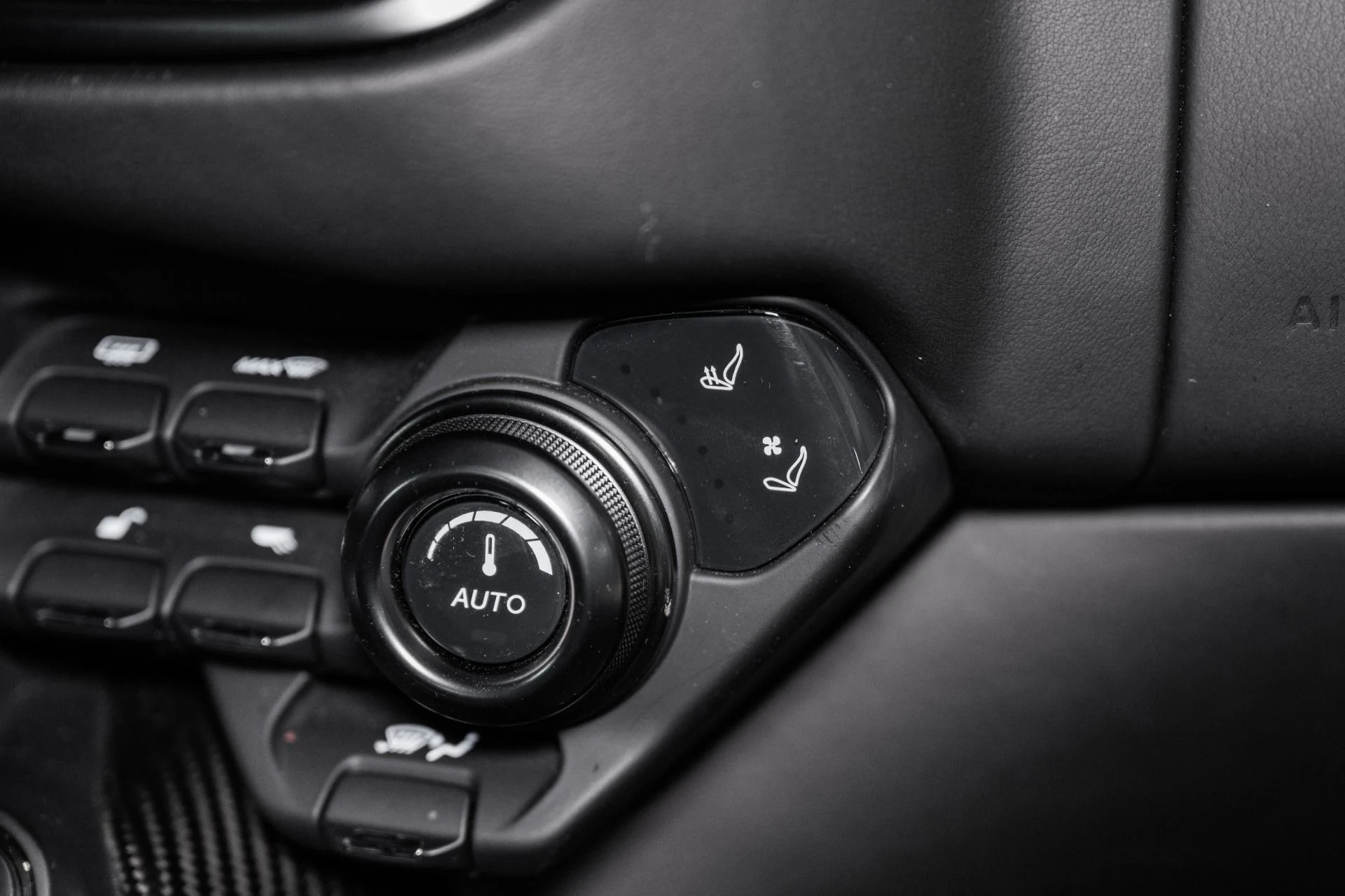 mph028_3173305404_Used_2019_Aston_Martin_Vantage_1765989078_1da59900e4