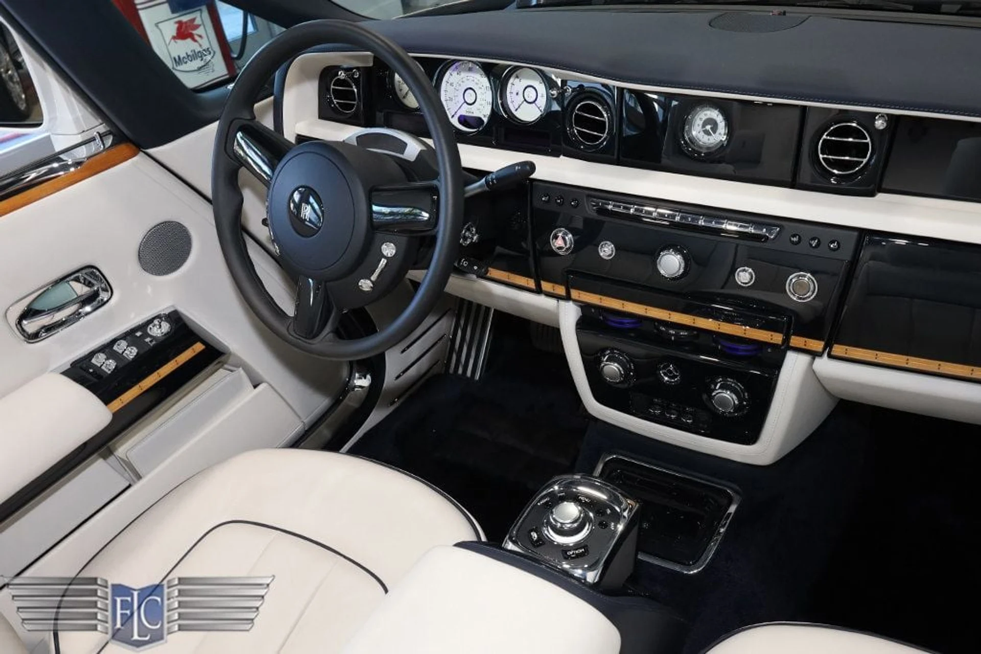 mph028_3202993846_used_2017_rolls_royce_phantom_dropheadcoupe_9689_22945304_29_1024_06fdb7e5f7