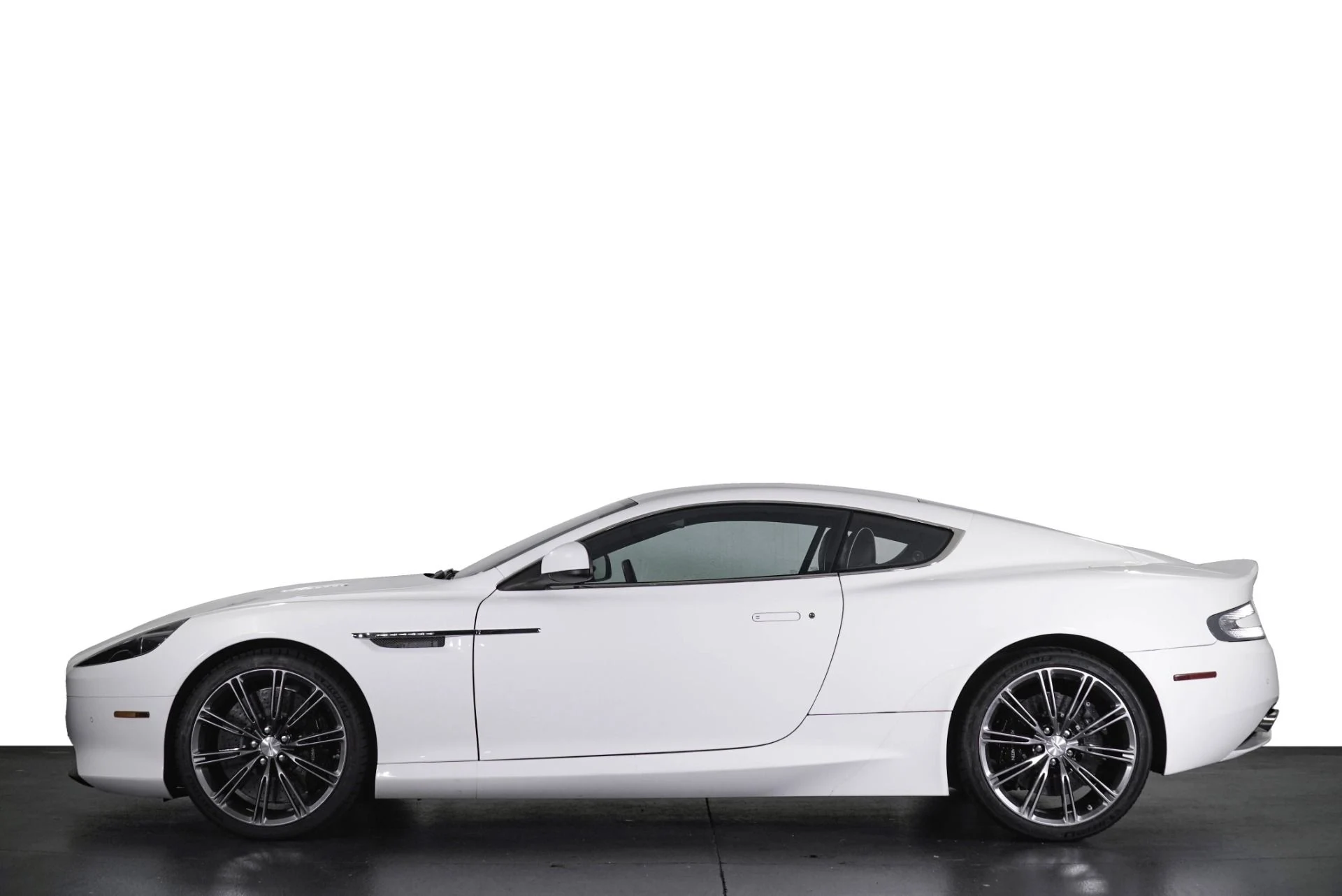 mph028_321836090_Used_2015_Aston_Martin_DB_9_1781892981_cf9ec27c33
