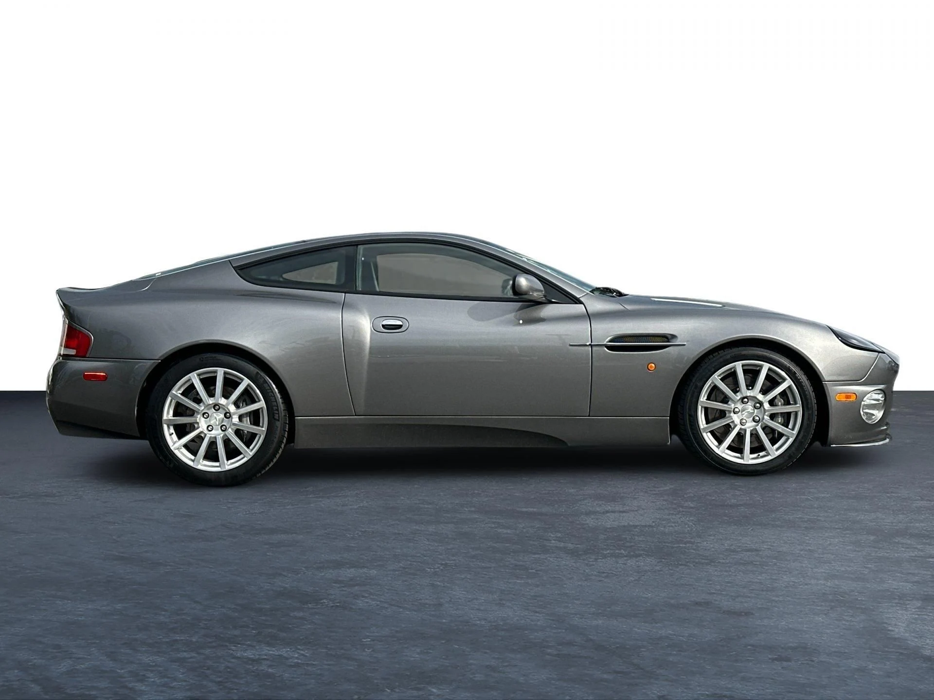 mph028_3242325782_Used_2005_Aston_Martin_Vanquish_S_1772012917_f5fae4ec60