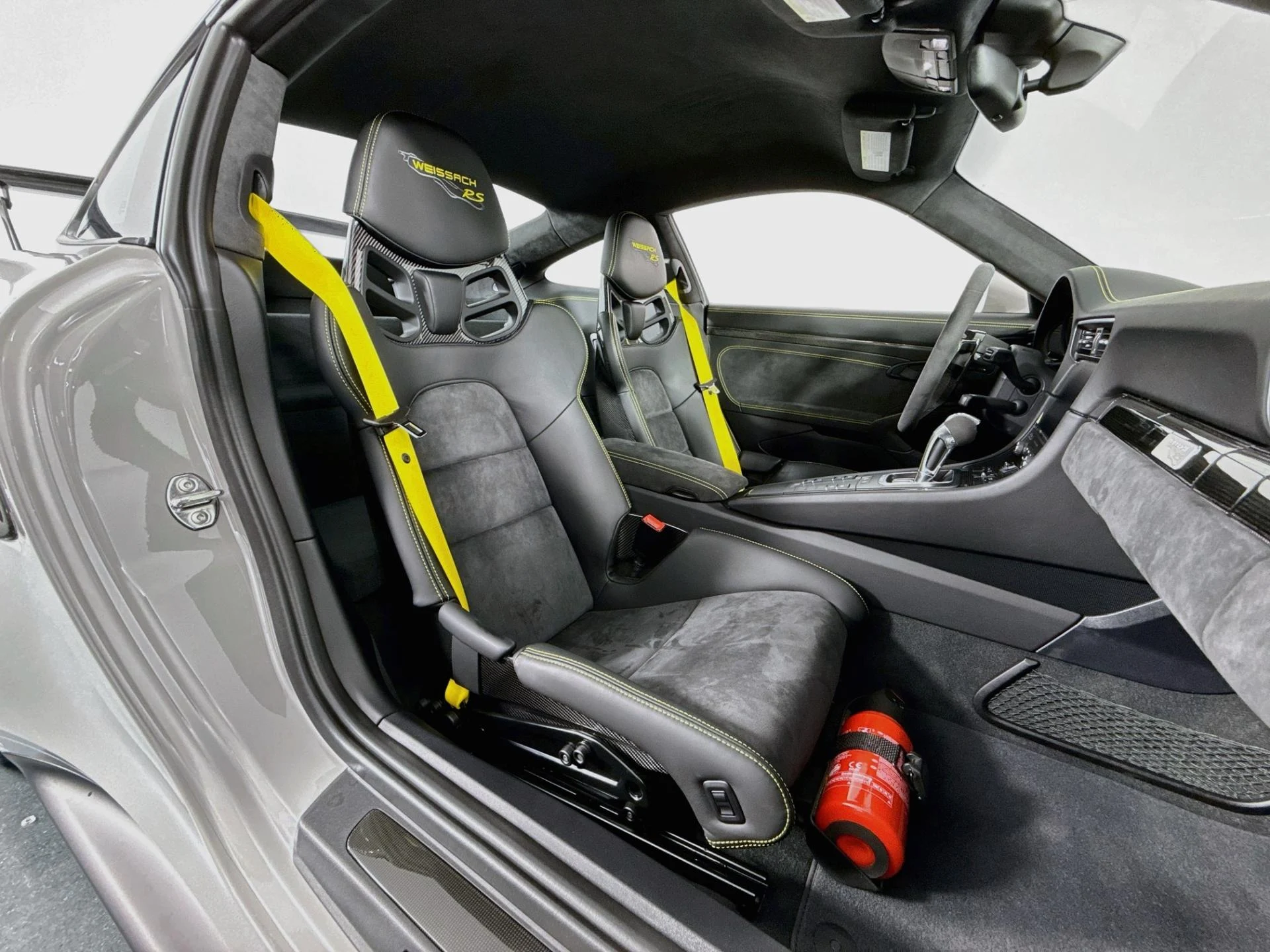 mph028_3253077046_Used_2018_Porsche_911_GT_2_RS_1790873170_26f8f73120