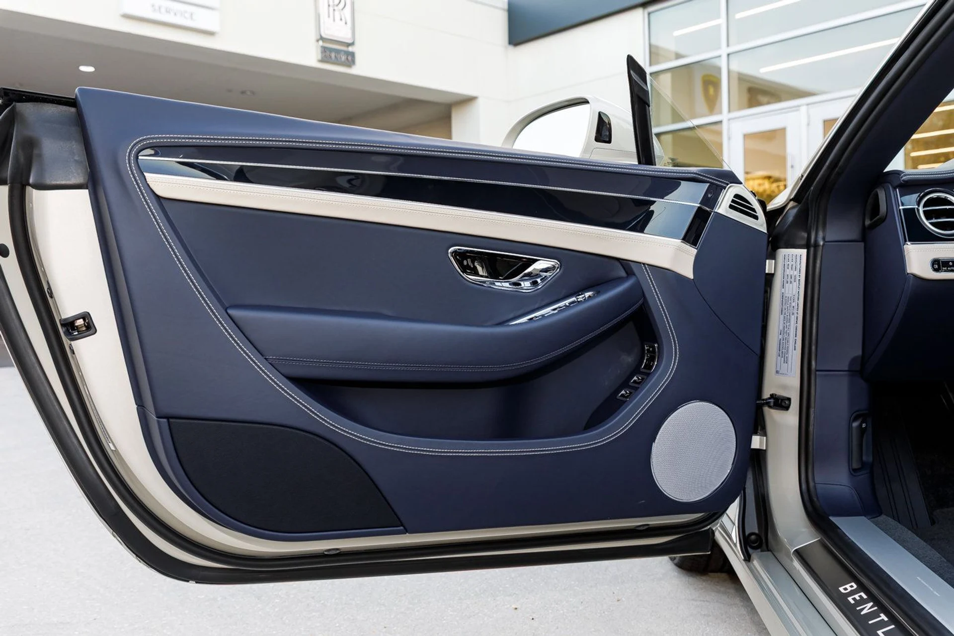 mph028_3279651969_848835747b47773e84b1351eeabbdd96x_b1335dbd53