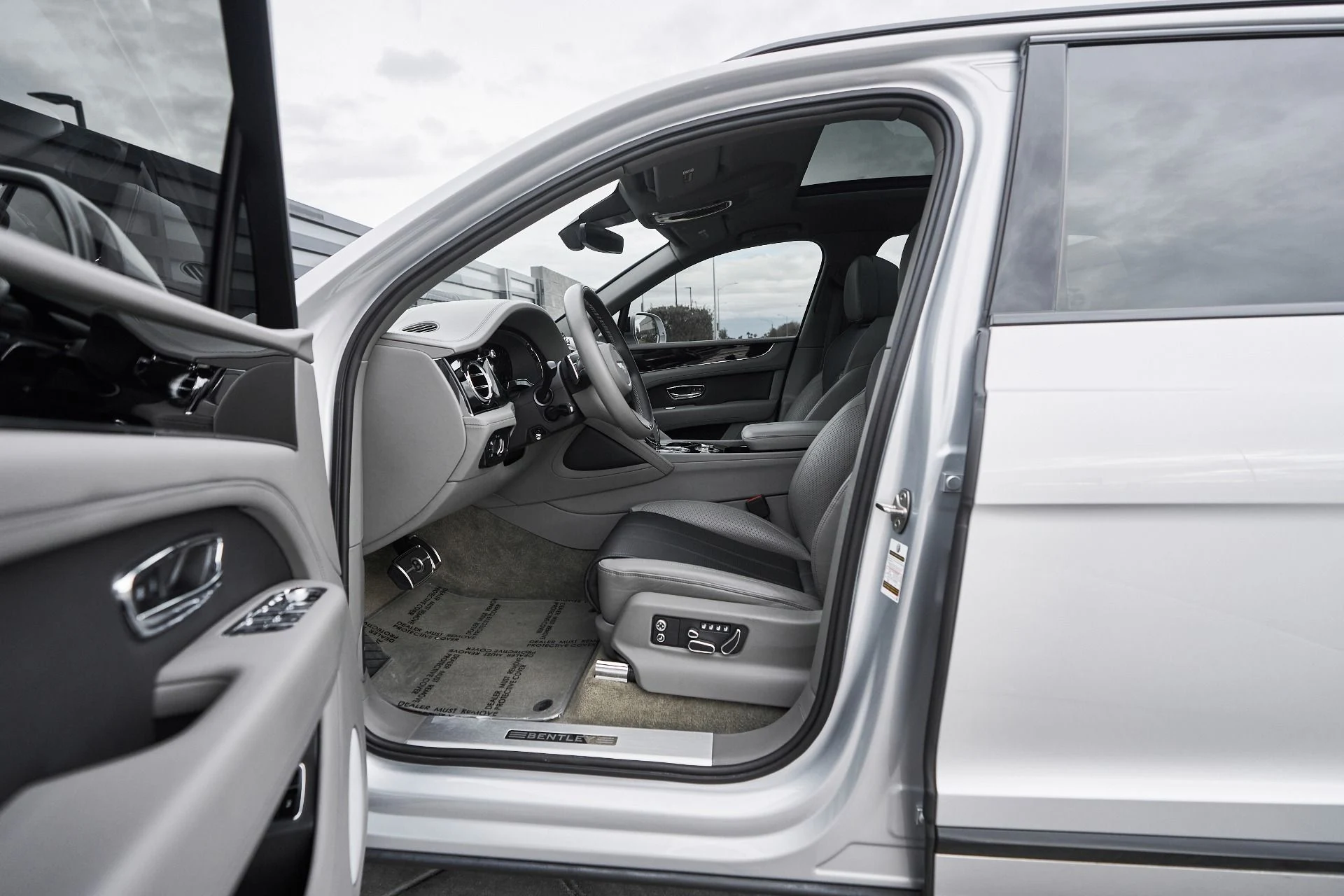 mph028_3304439035_Used_2023_Bentley_Bentayga_EWB_Azure_1763502508_43ae48ae23