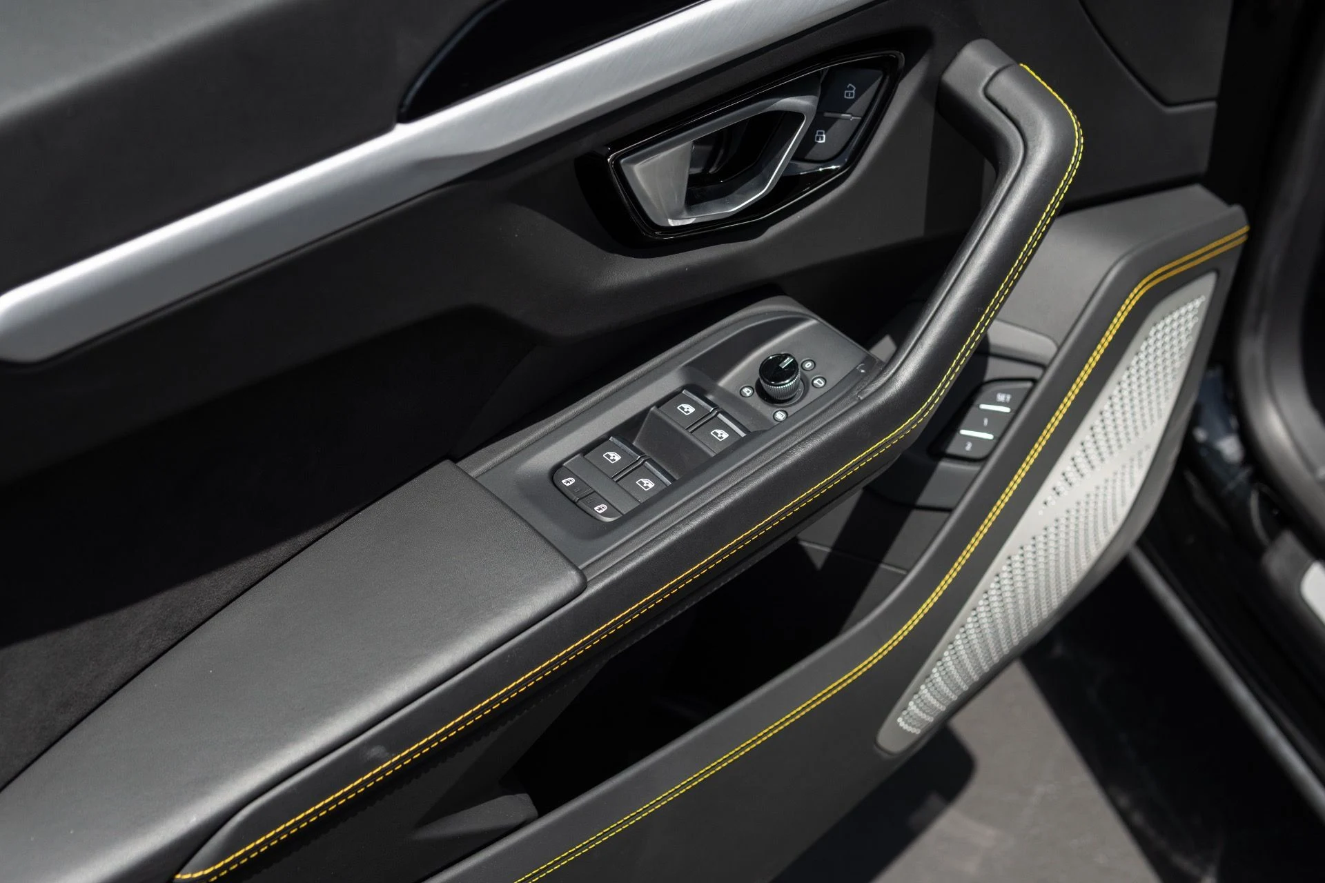 mph028_3348846903_Used_2022_Lamborghini_Urus_1776127481_bc7276b174