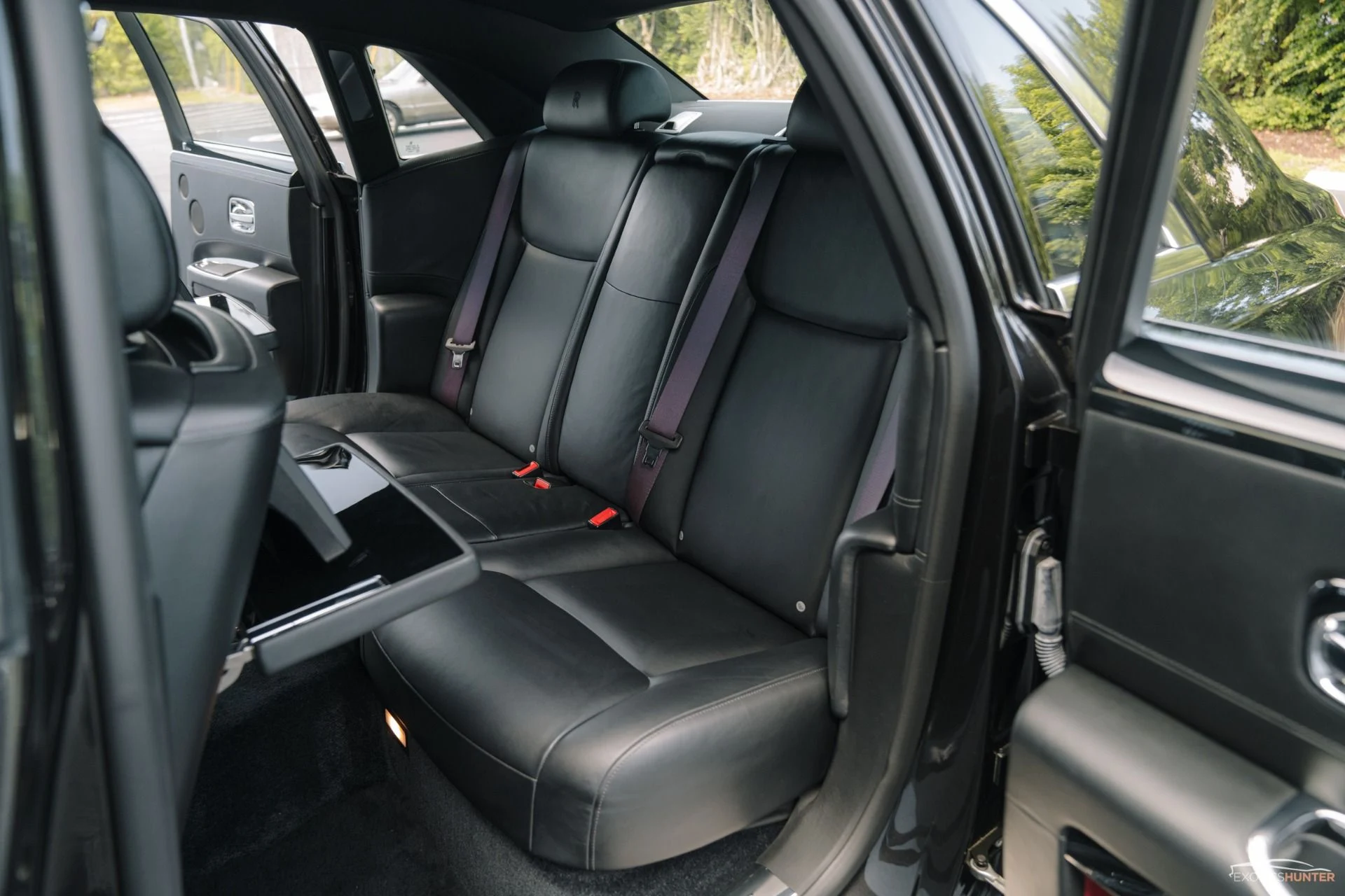 mph028_3350583335_Used_2015_Rolls_Royce_Ghost_w_Rear_Theatre_Picnic_Tables_1754343563_52c528174c