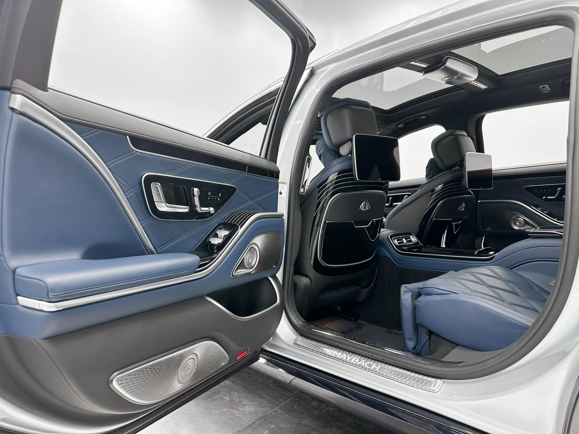 mph028_3351676668_Used_2024_Mercedes_Benz_Mercedes_Maybach_S_680_4_MATIC_AMG_V12_Factory_Two_Tone_Executive_Rear_Seats_1772055459_fe649c543d